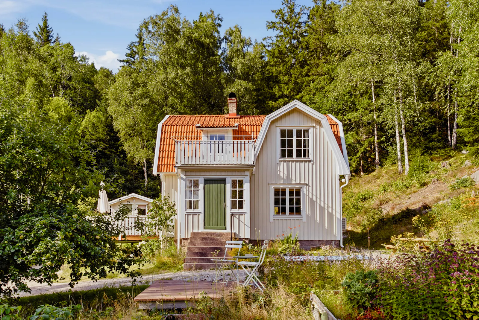 Varmt trähus med piano, rådjur och skogsstigar – bild 22 av 24