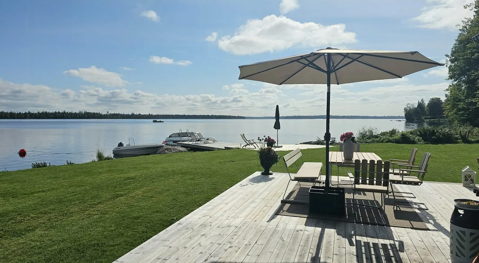 Stuga med strandtomt, båt och brygga i Småland – bild 17 av 24
