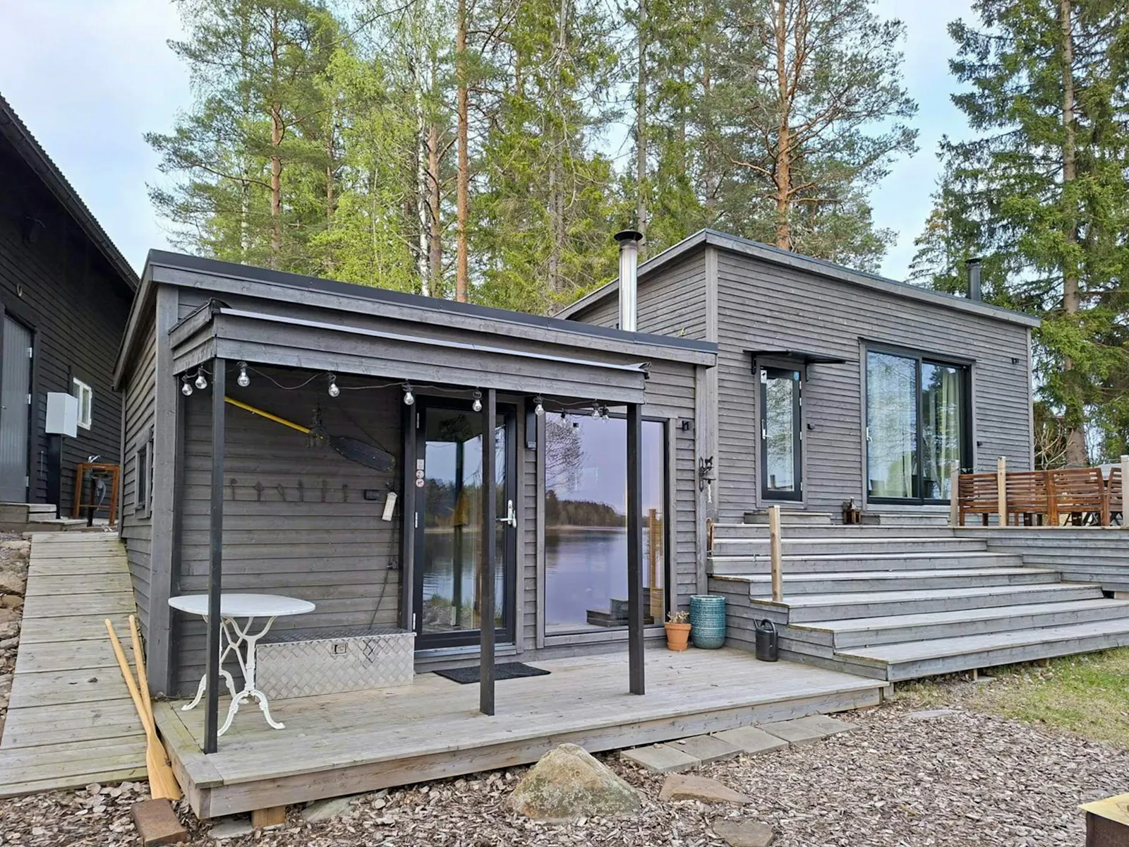 Stuga med sjöutsikt och båtliv vid Storsjön – bild 19 av 24