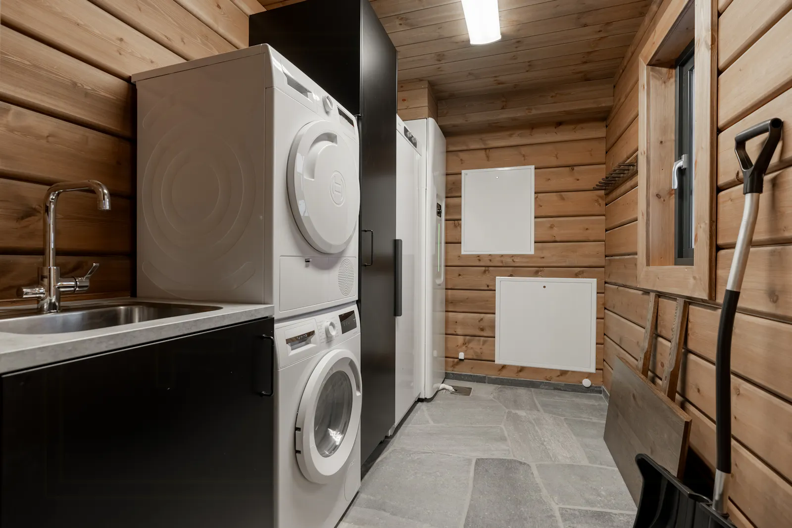 Arkitektritad fjällstuga med panoramavy – bild 23 av 24