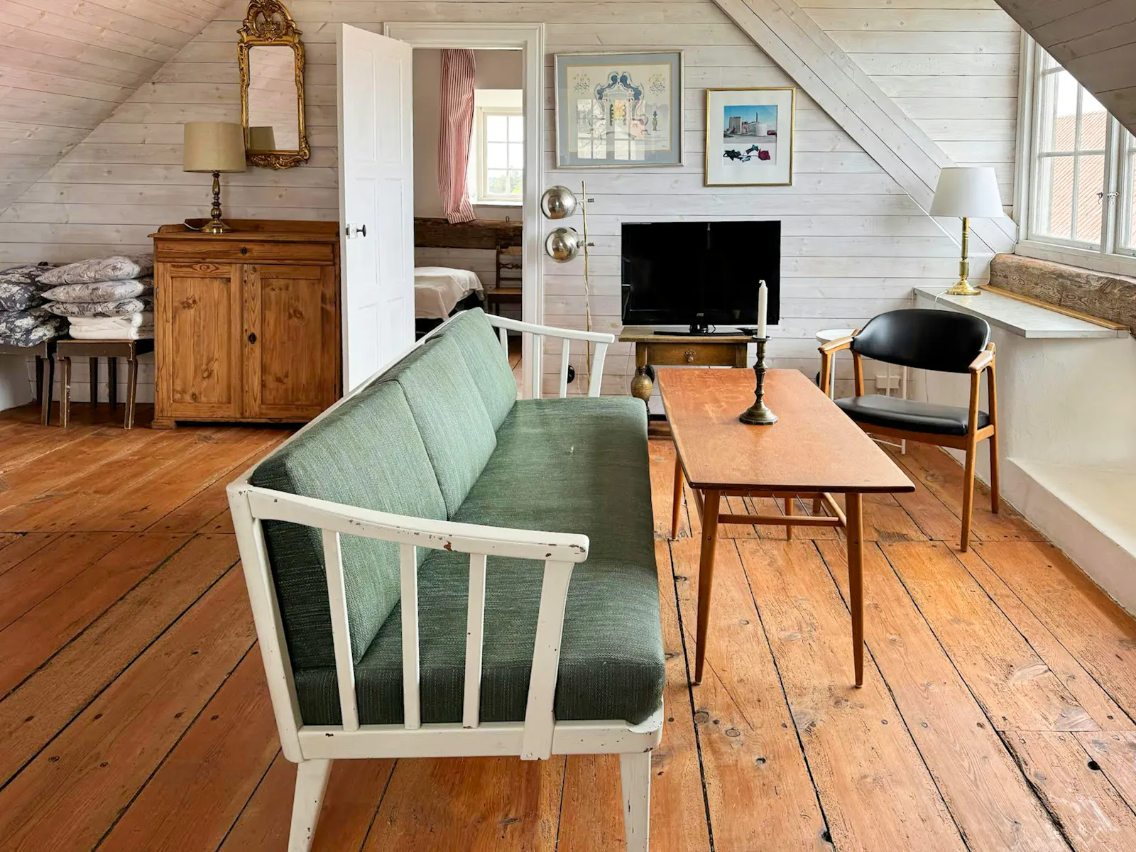Traditionellt gårdshus vid Dämba sjö på Fårö – bild 9 av 19