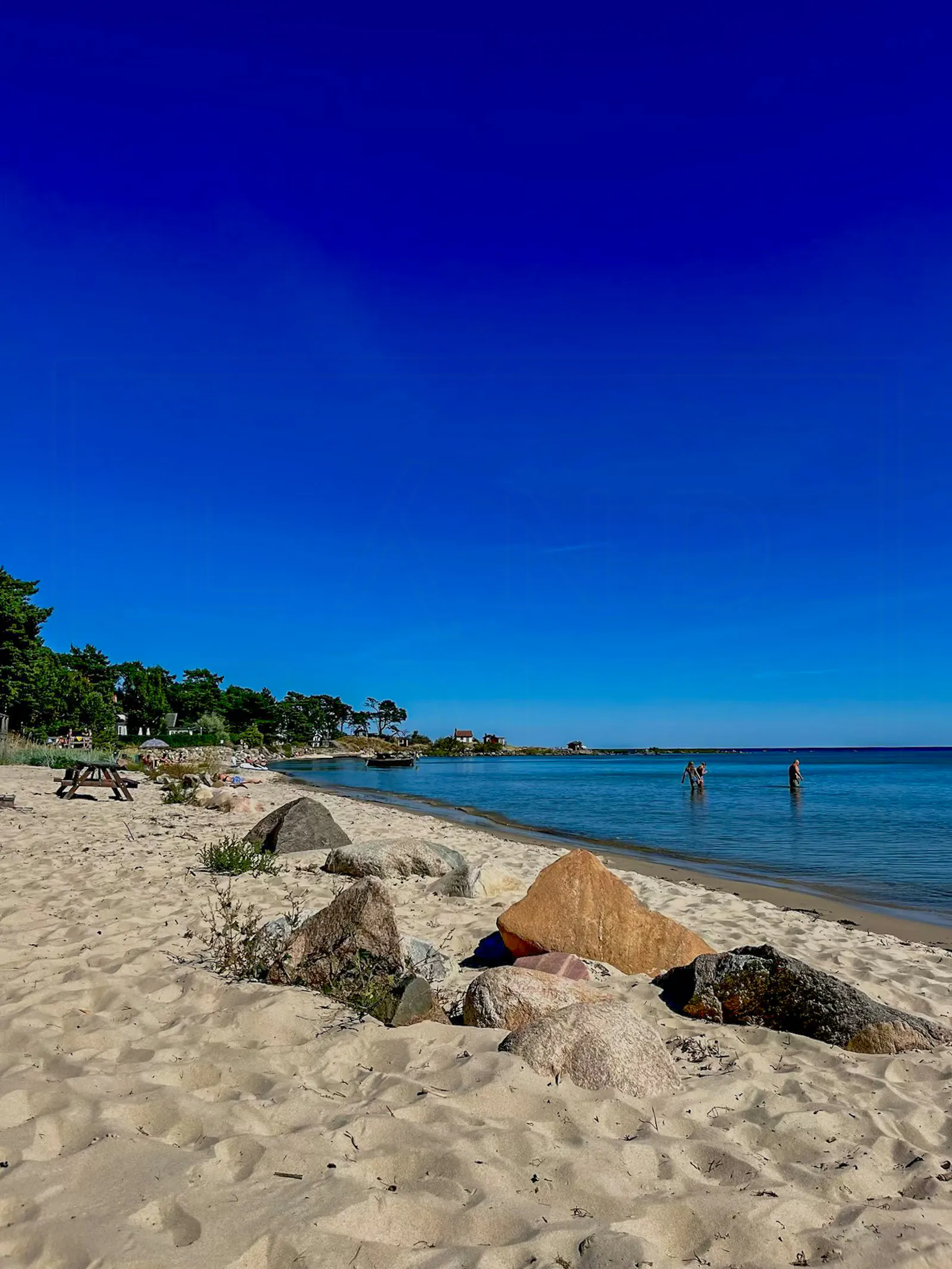Danskdesignad stuga 50 meter från stranden – bild 2 av 23