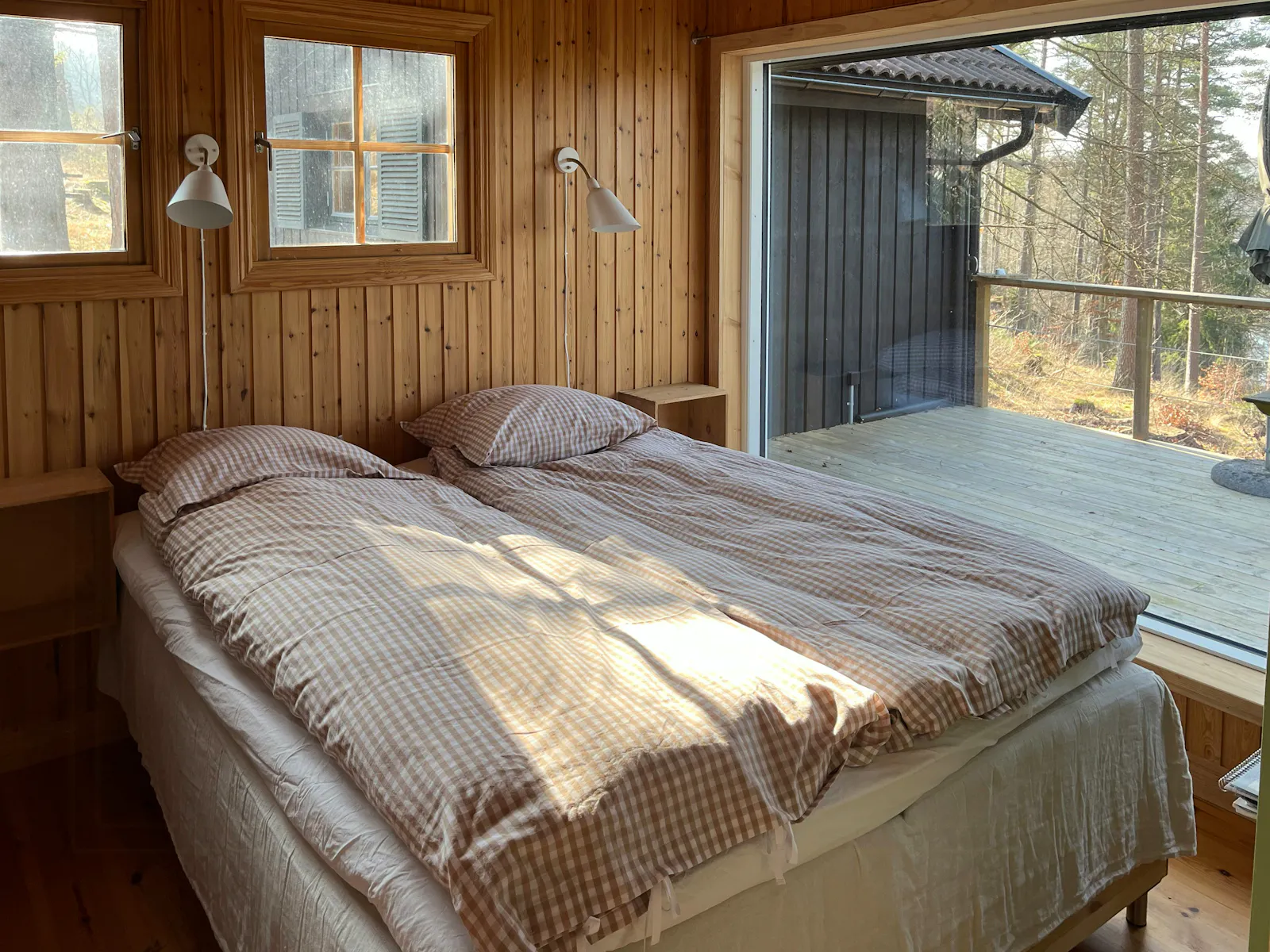 Stuga vid Simlången med utsikt över vattnet – bild 12 av 24