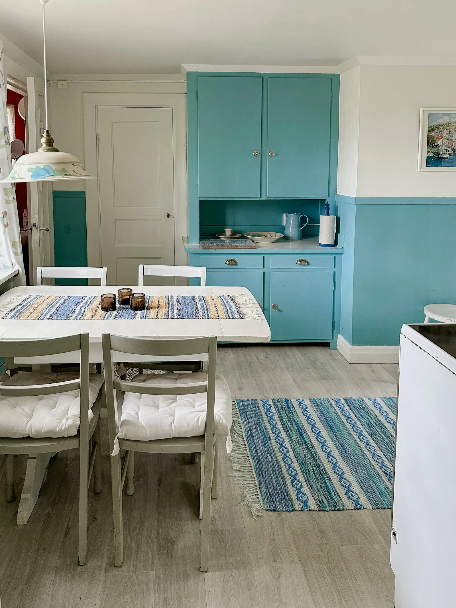 Traditionellt rött hus vid sjön i Småland – bild 5 av 24