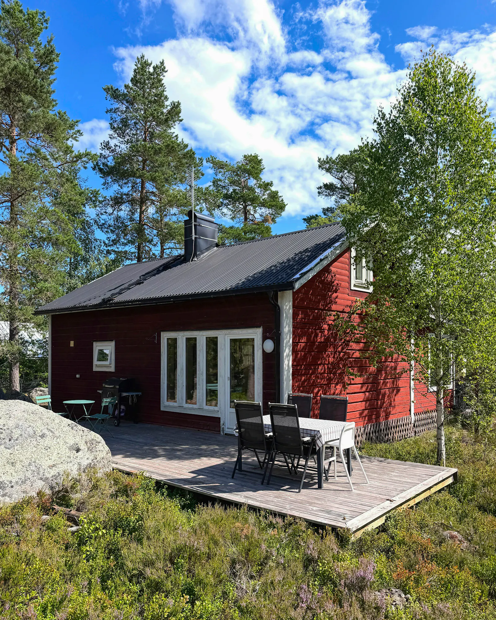 Färgglatt hus vid Sörfjärdens sandstrand – bild 2 av 16