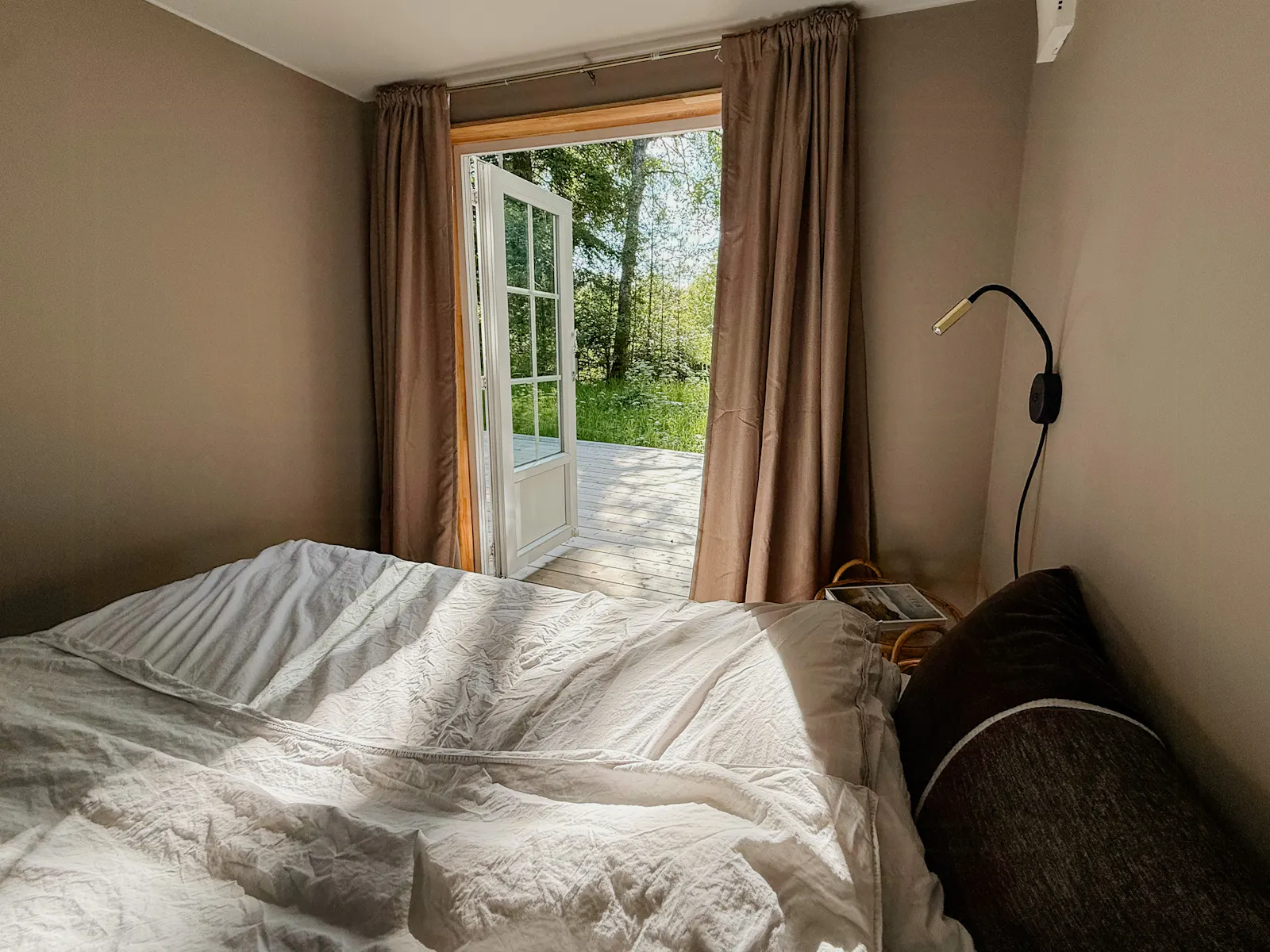 En gammal vattenkvarn vid en bäck och en vacker skog – bild 12 av 24