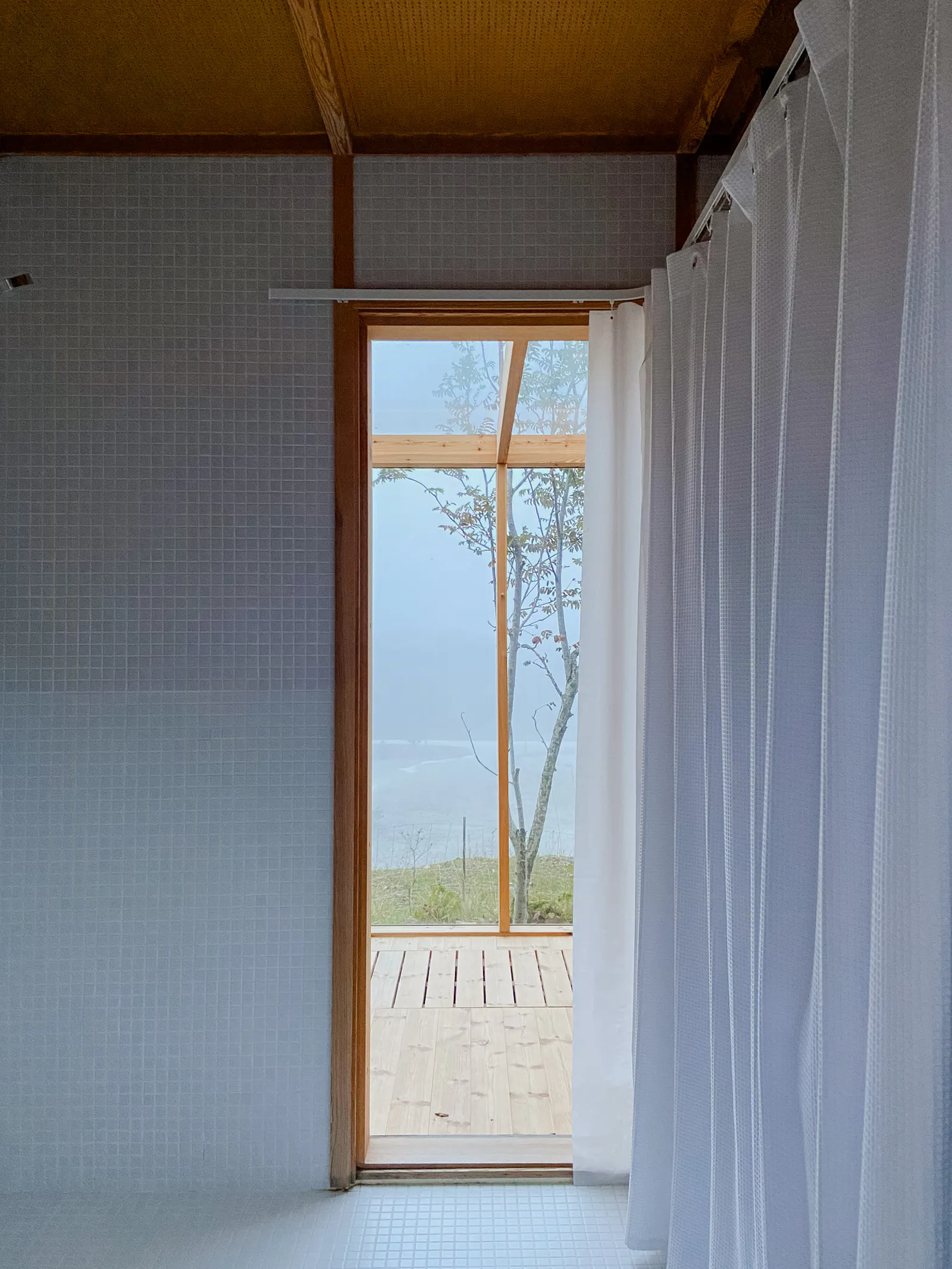 Arkitektritat hus på klippkanten vid Bungenäs – bild 9 av 21