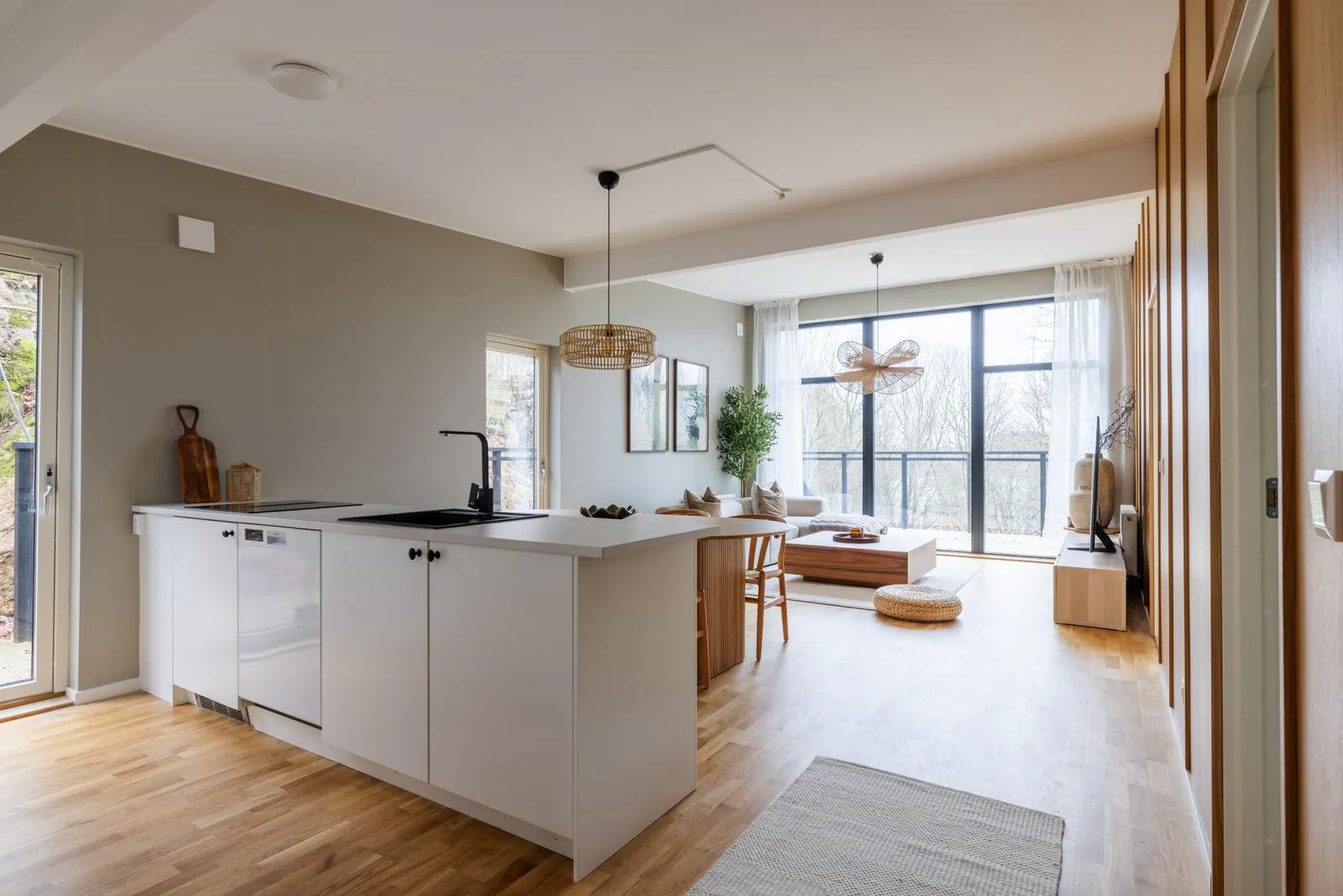 Modern skogsvilla med havsutsikt och bastu – bild 5 av 24