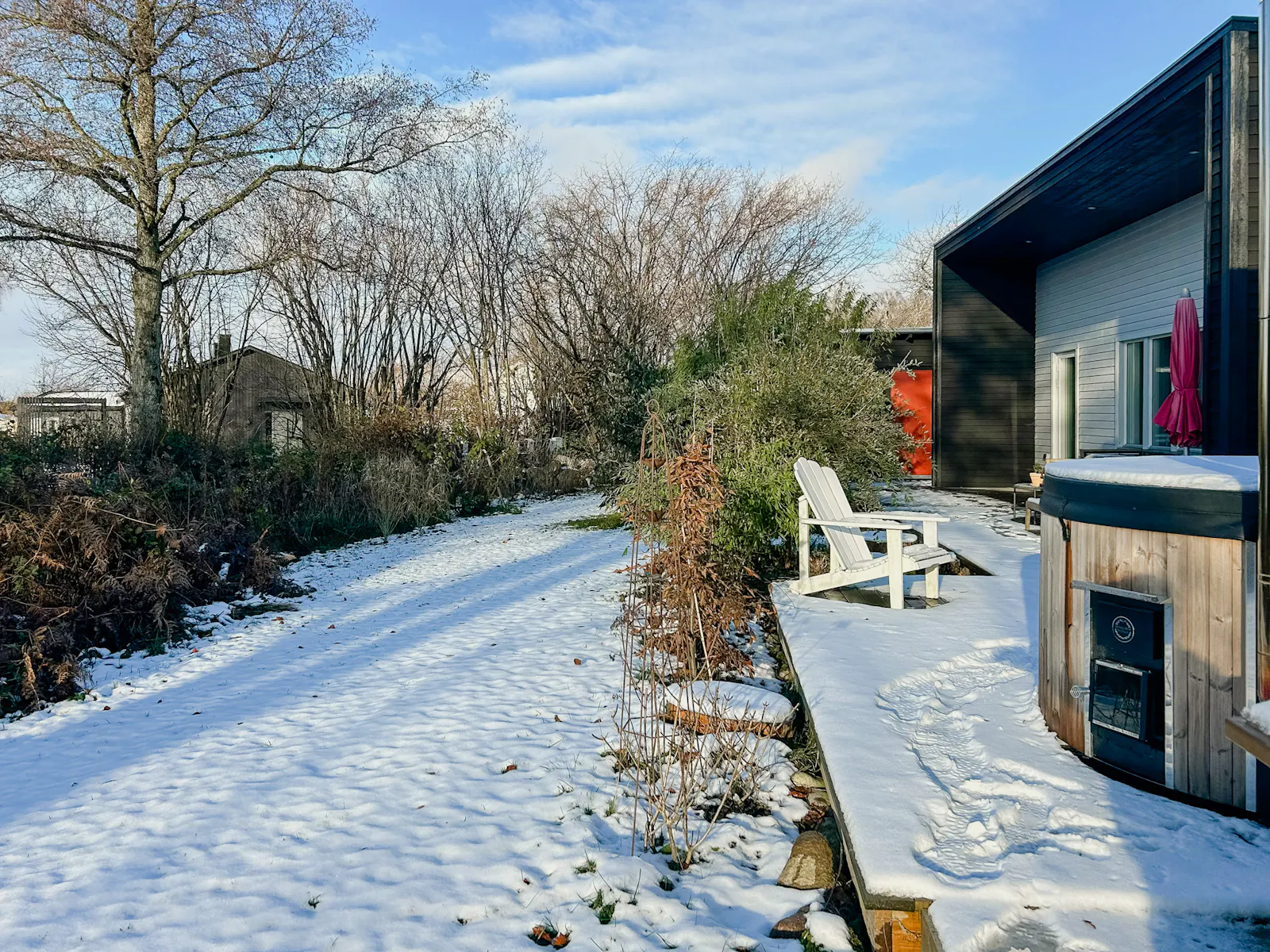 Nybyggt arkitektritat hus vid havet i Sandviken – bild 22 av 23
