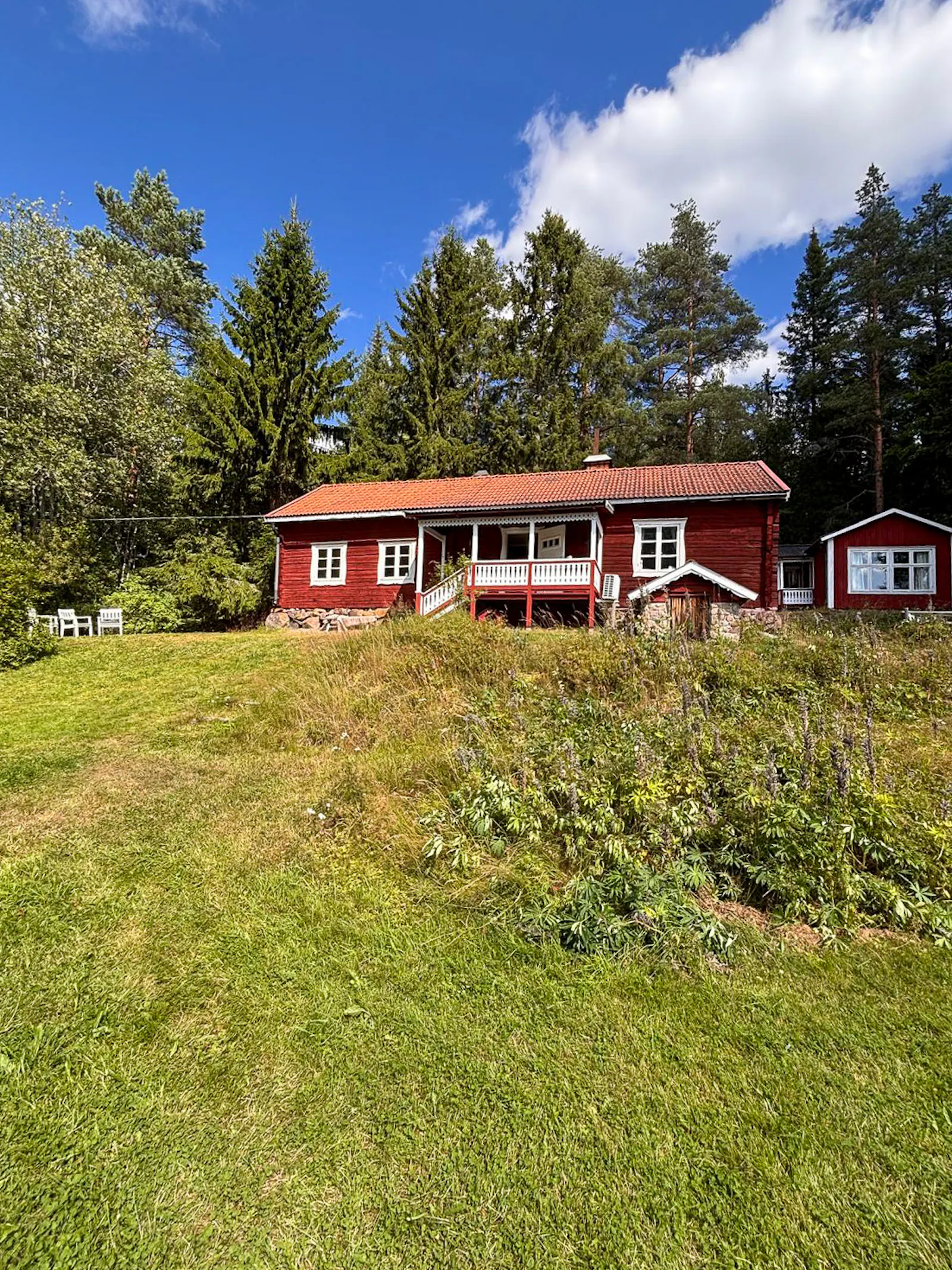 Timmerhus från 1800-talet vid ån i Gästrikland – bild 24 av 24