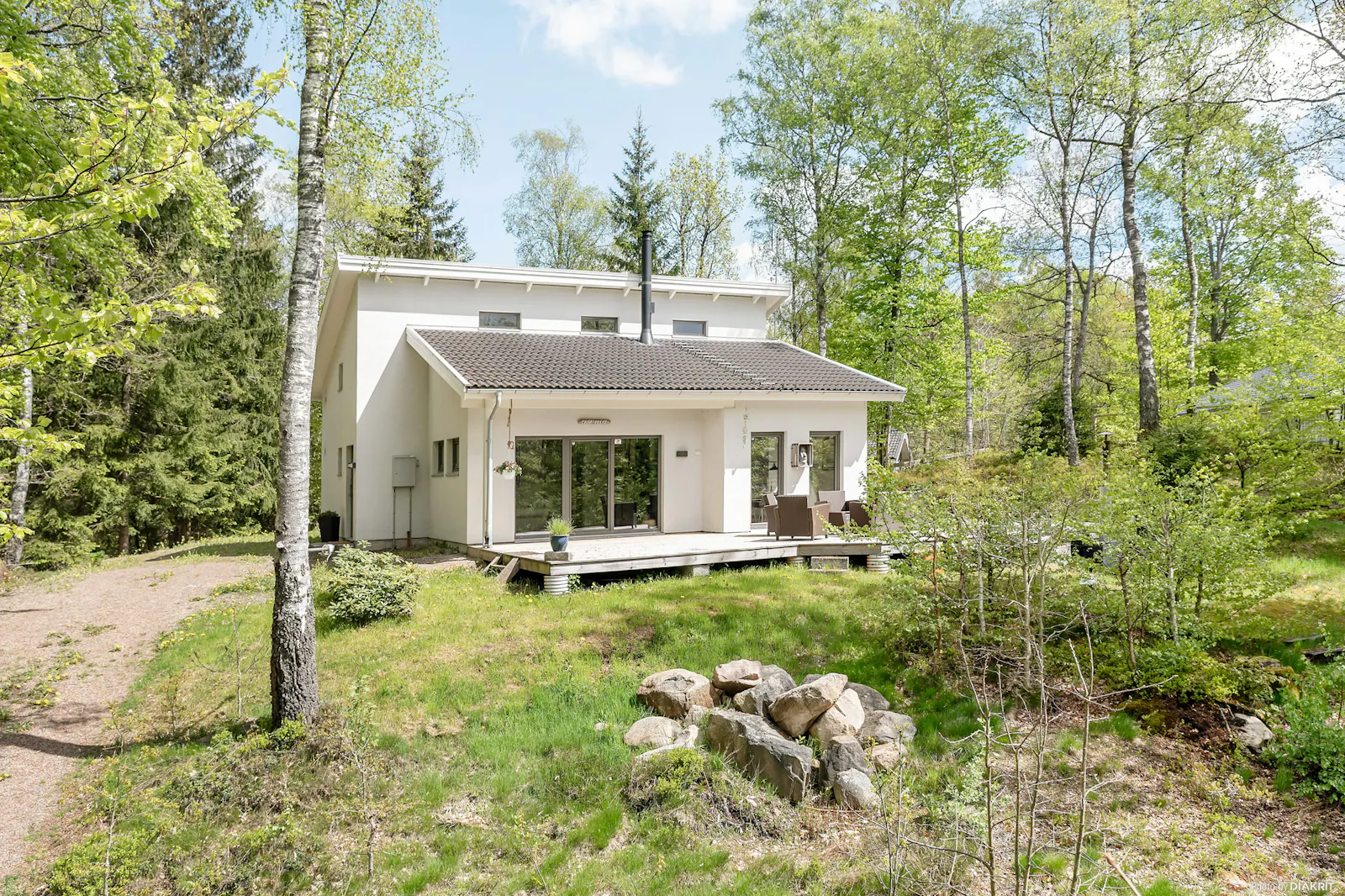 Modernt stenhus med badtunna i Åsljunga skog – bild 2 av 24