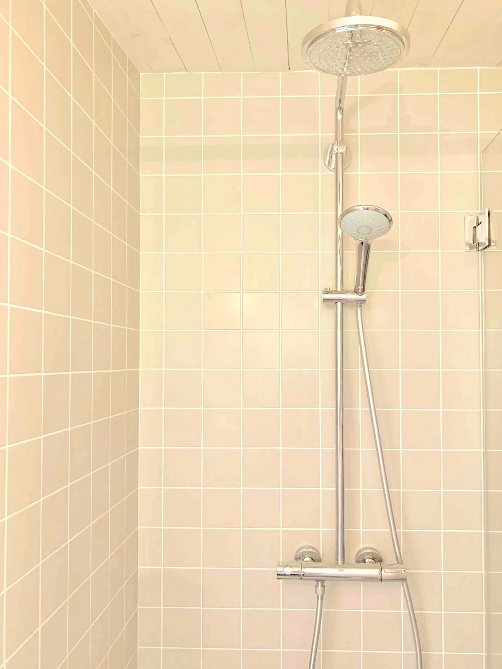 Modern stuga med bastu vid insjön i Bjäsäter – bild 11 av 24