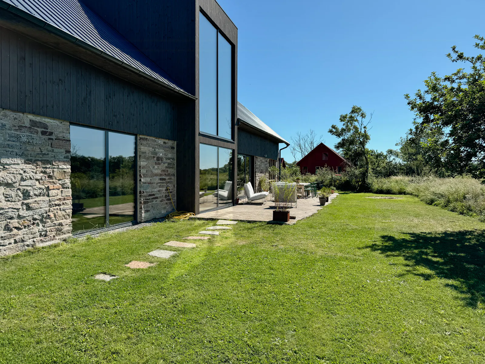 Kalkstensladugård med sikt över sundet på Öland – bild 24 av 24