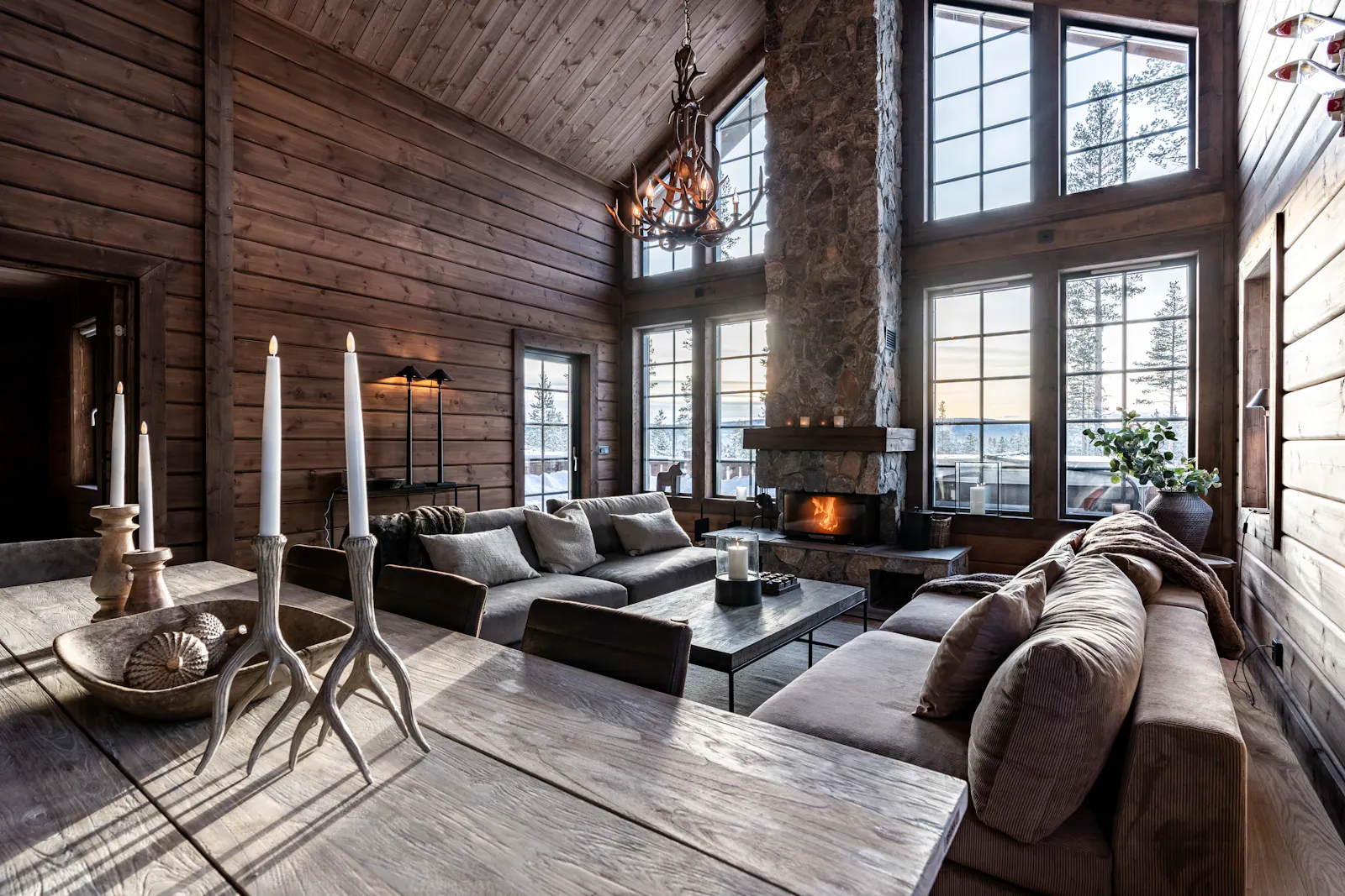 Arkitektritad fjällstuga med panoramavy – bild 8 av 24