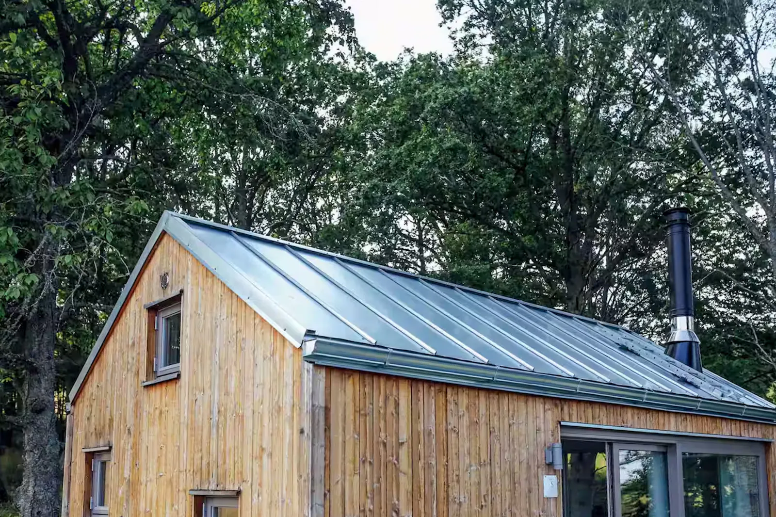 Stuga med utsikt över böljande fält – bild 17 av 19