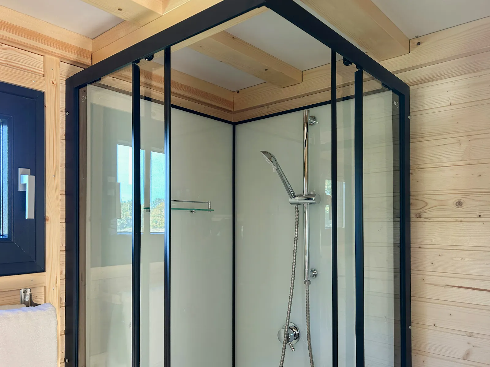 Minihus mellan åkrar och hav på Vässingsö – bild 15 av 24