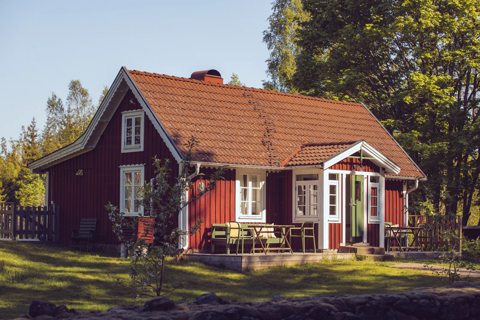 Svenskt timmerhus i naturskön miljö – bild 2 av 24