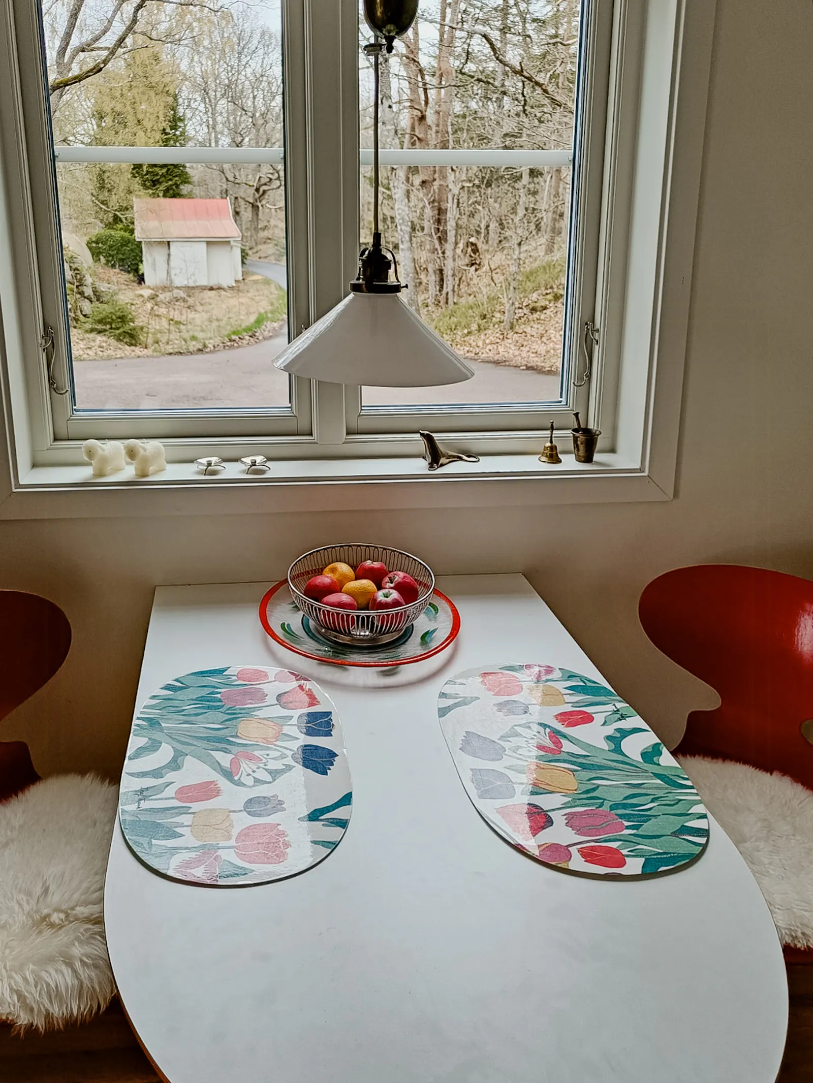 Charmigt fristående hus nära skog och hav – bild 7 av 11