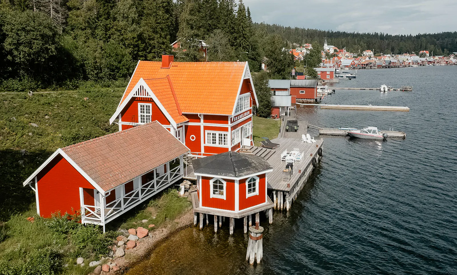 Historiskt sommarhus vid vattnet på Ulvön – bild 3 av 24