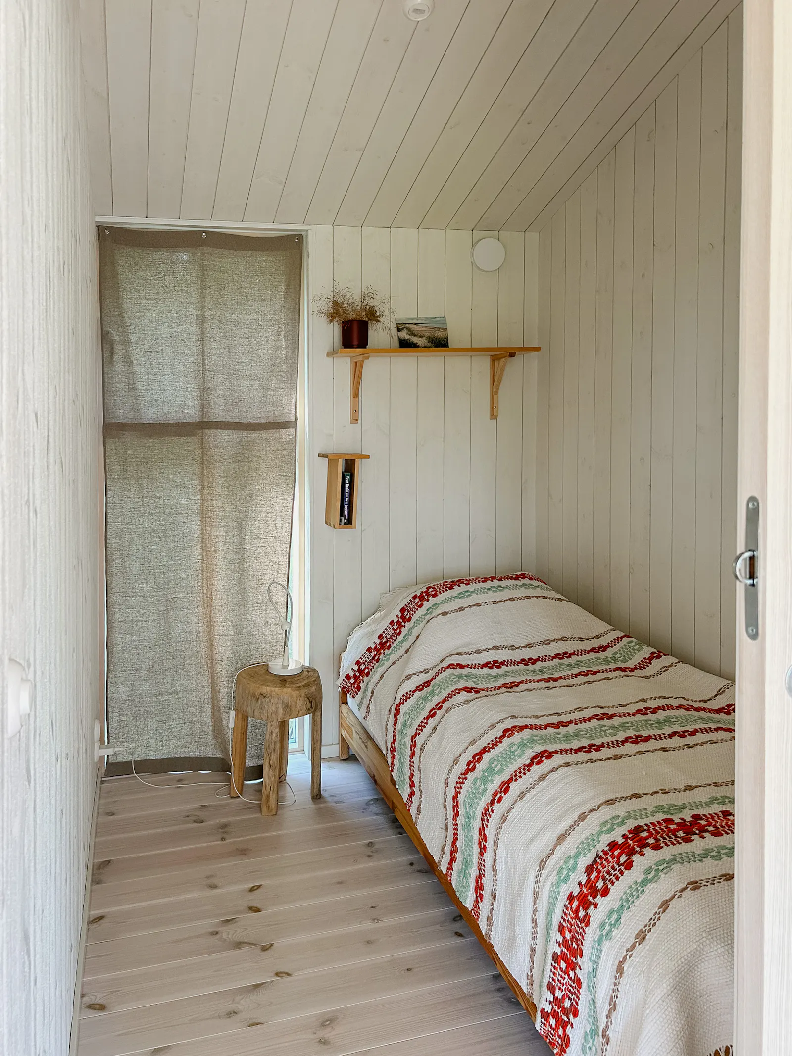 Modernt svart trähus på Bjärehalvön – bild 17 av 24
