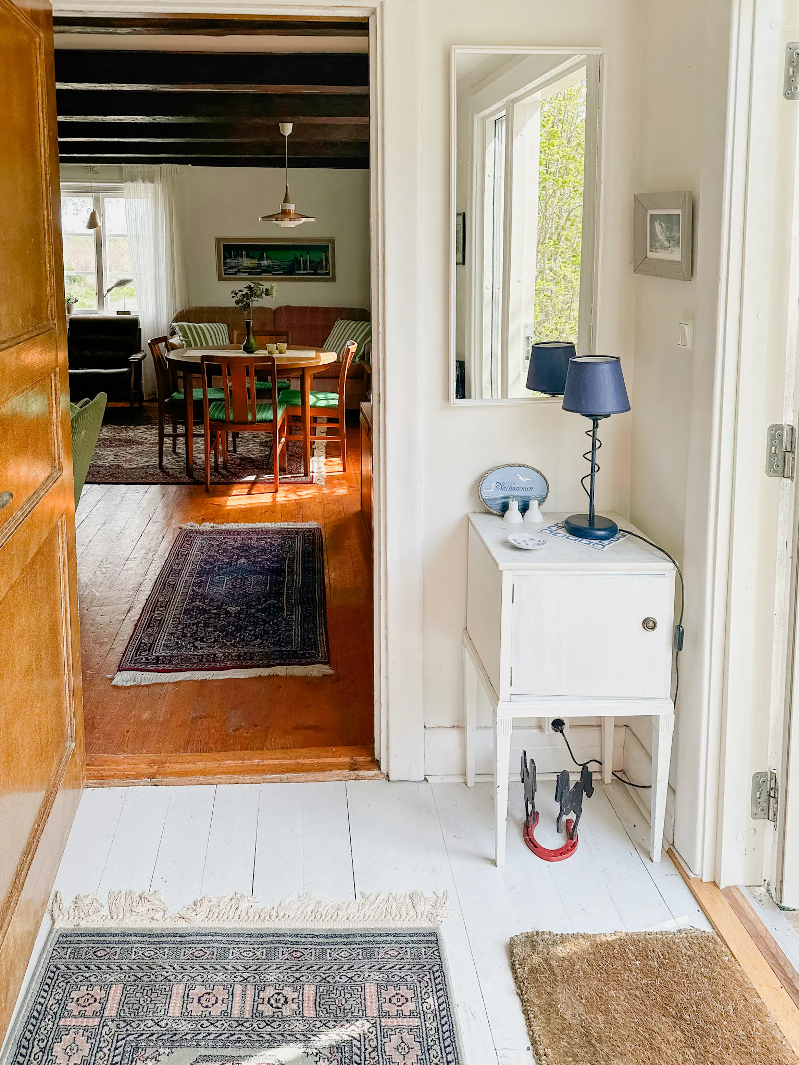 Traditionellt rött hus vid sjön i Småland – bild 17 av 24