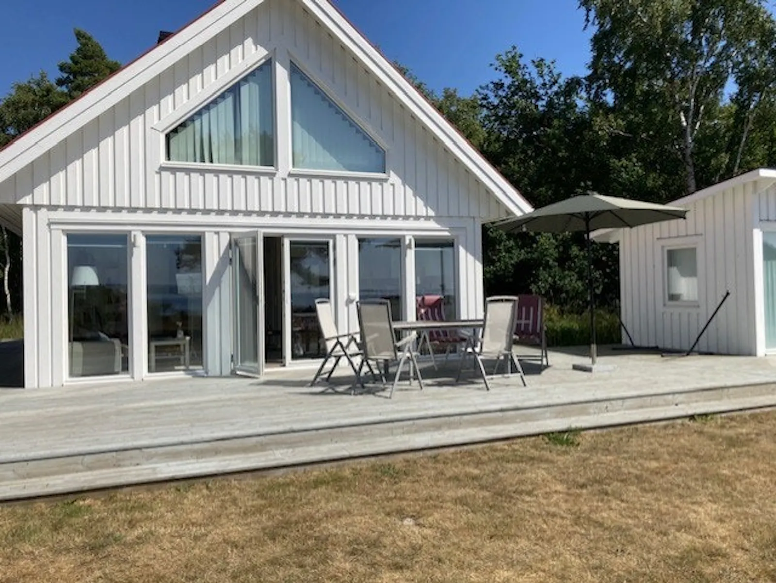 Ljust hus med havsutsikt vid Lindö – bild 23 av 23