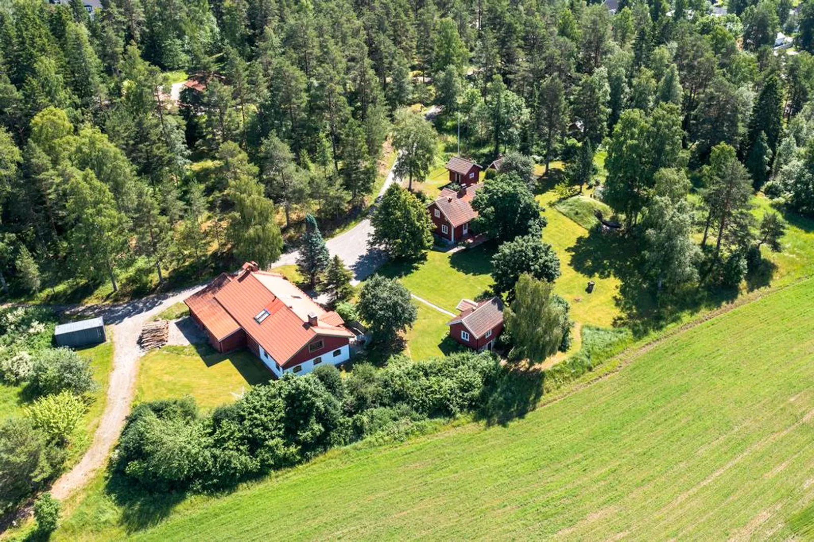 Mysig stuga vid Töcksfors sjöar – bild 6 av 7
