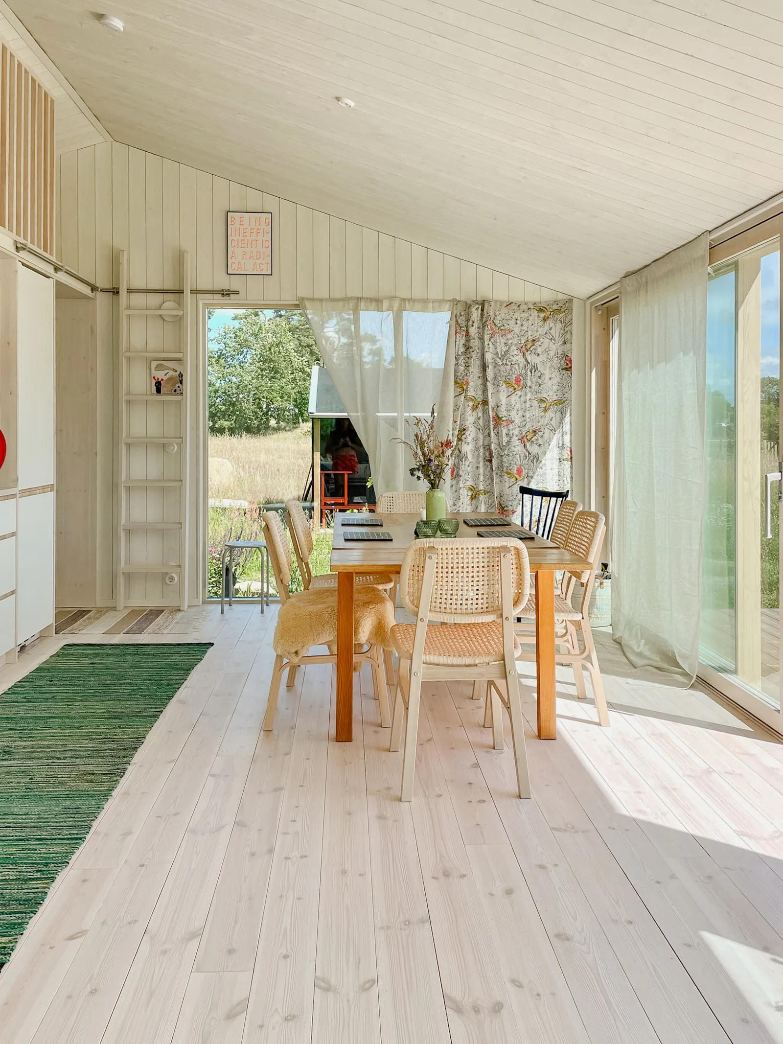Modernt svart trähus på Bjärehalvön – bild 10 av 24