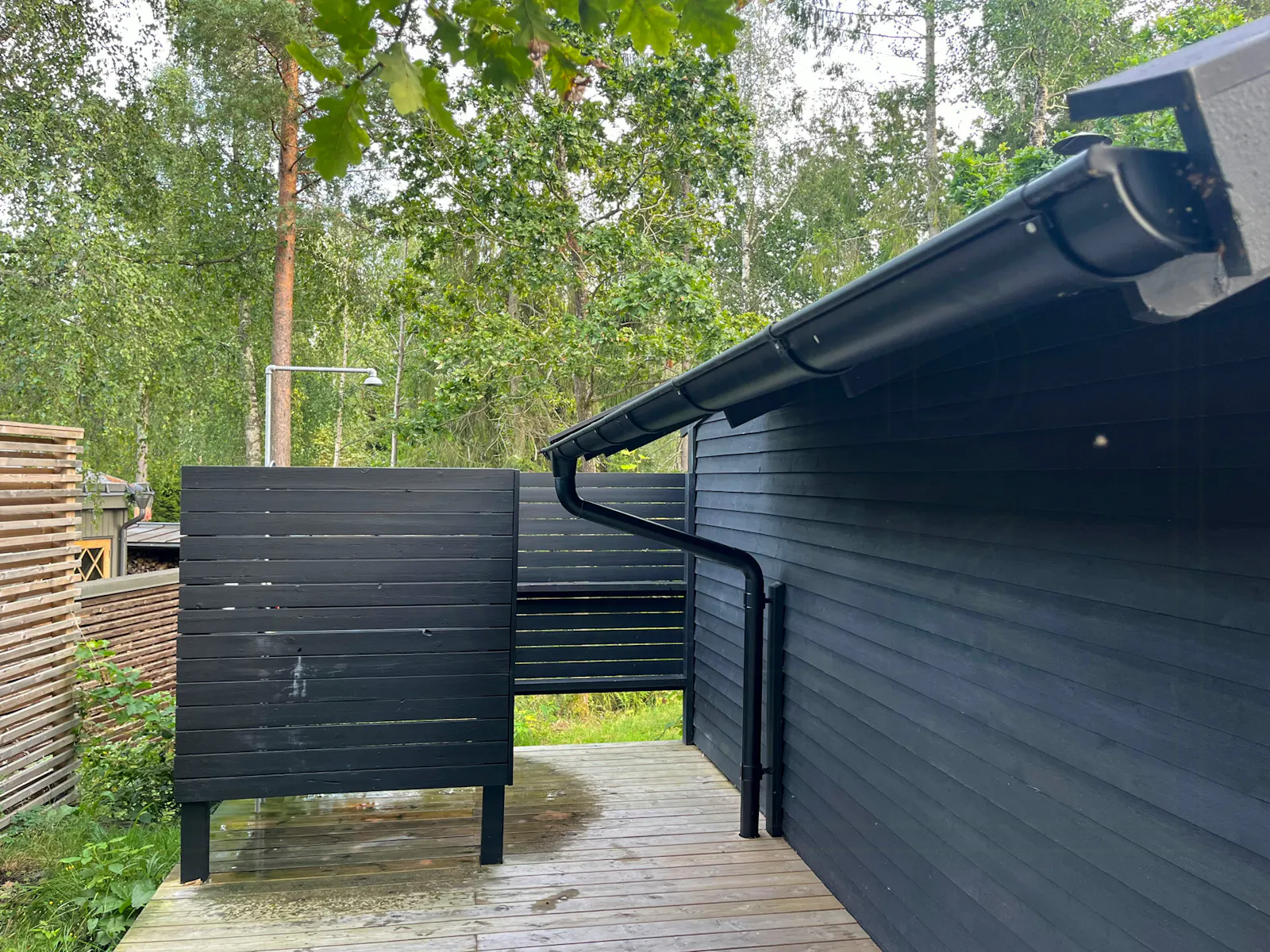 Skogsstuga nära sjöar i Stockholms skärgård – bild 16 av 24