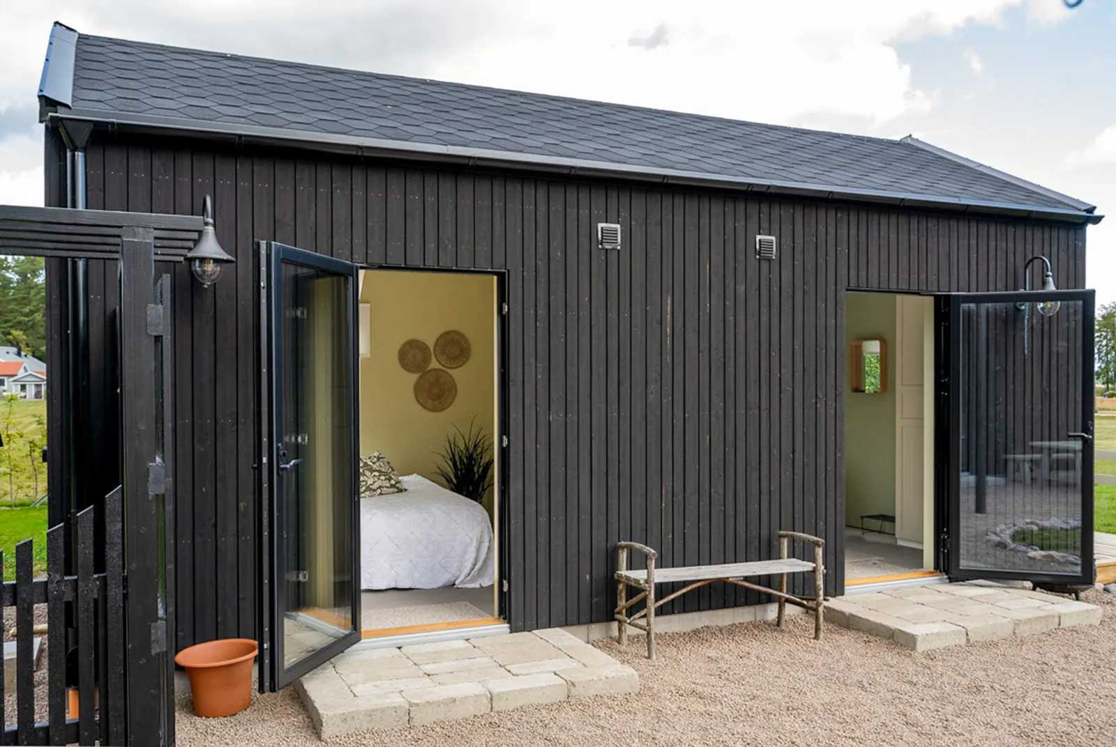 Designad stuga med gästhus vid Mullsjön – bild 20 av 24