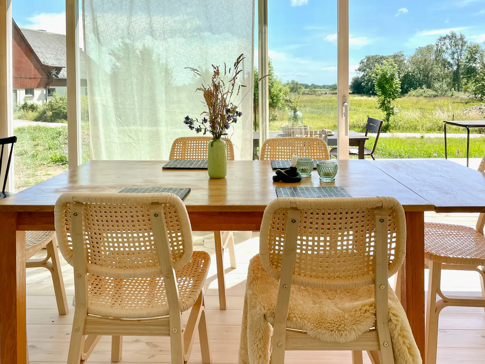 Modernt svart trähus på Bjärehalvön – bild 9 av 24