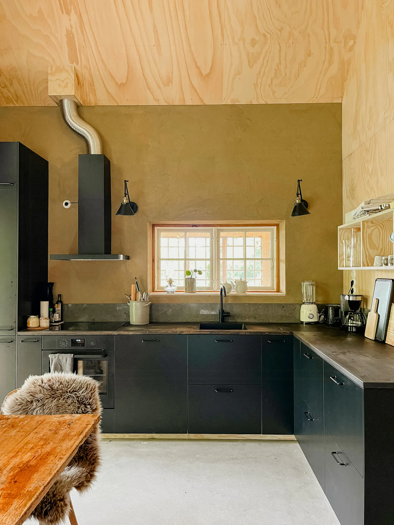 Designat hus med återbrukade detaljer i Österlen – bild 5 av 24