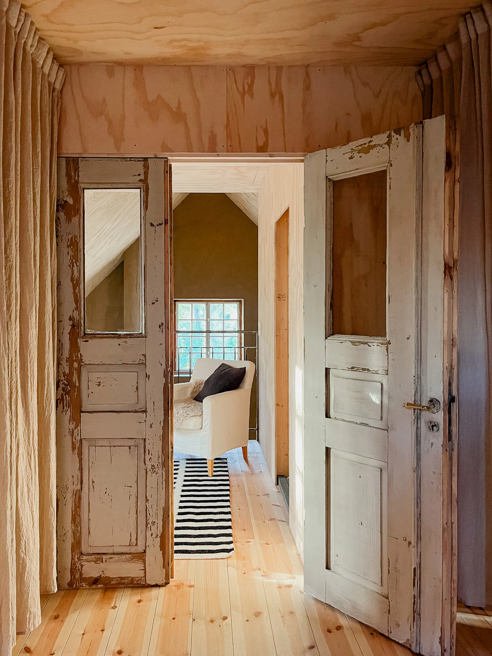 Designat hus med återbrukade detaljer i Österlen – bild 15 av 24