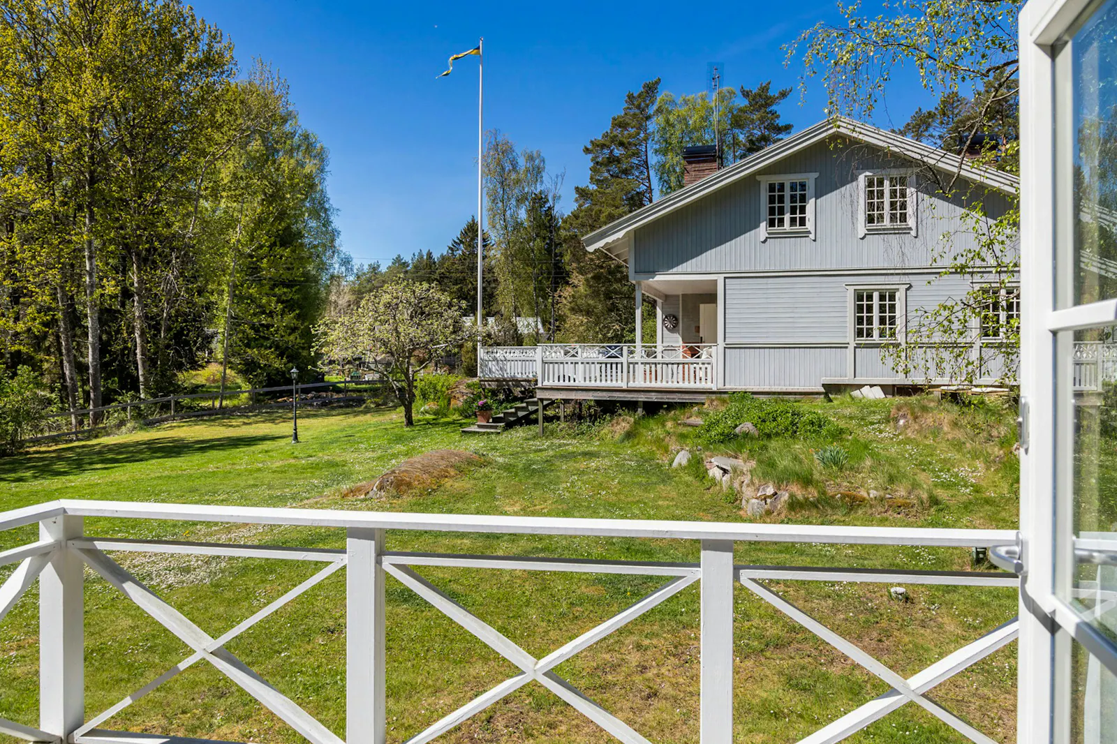 Lantligt hus i Stavsnäs med stor altan – bild 24 av 24