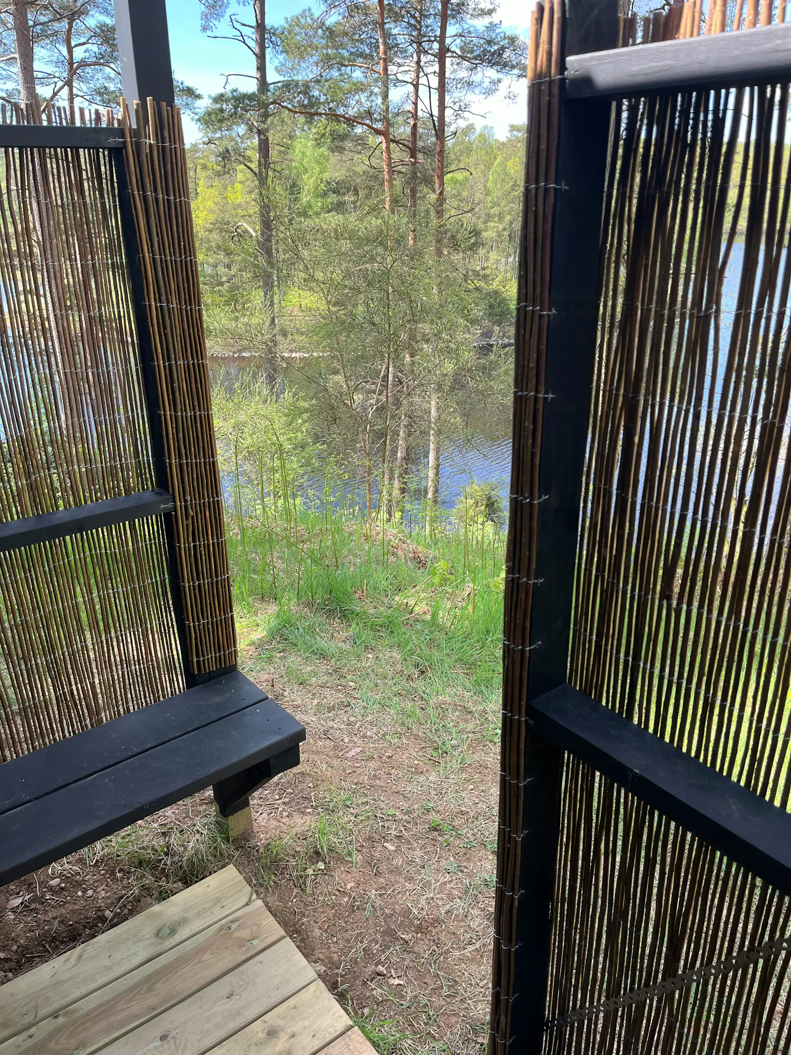 Stuga vid Simlången med utsikt över vattnet – bild 24 av 24