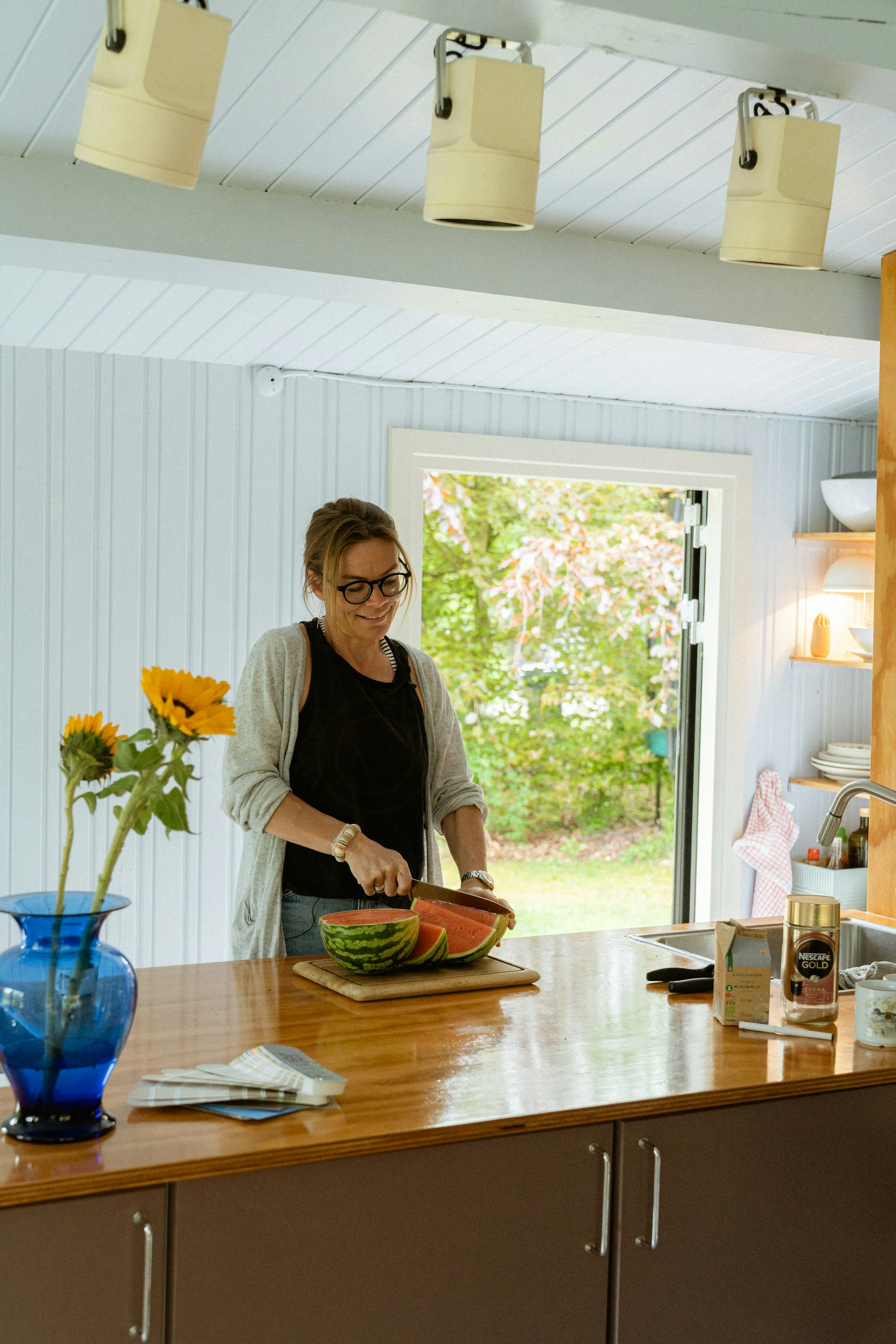 Katrine skærer vandmelon i køkkenet