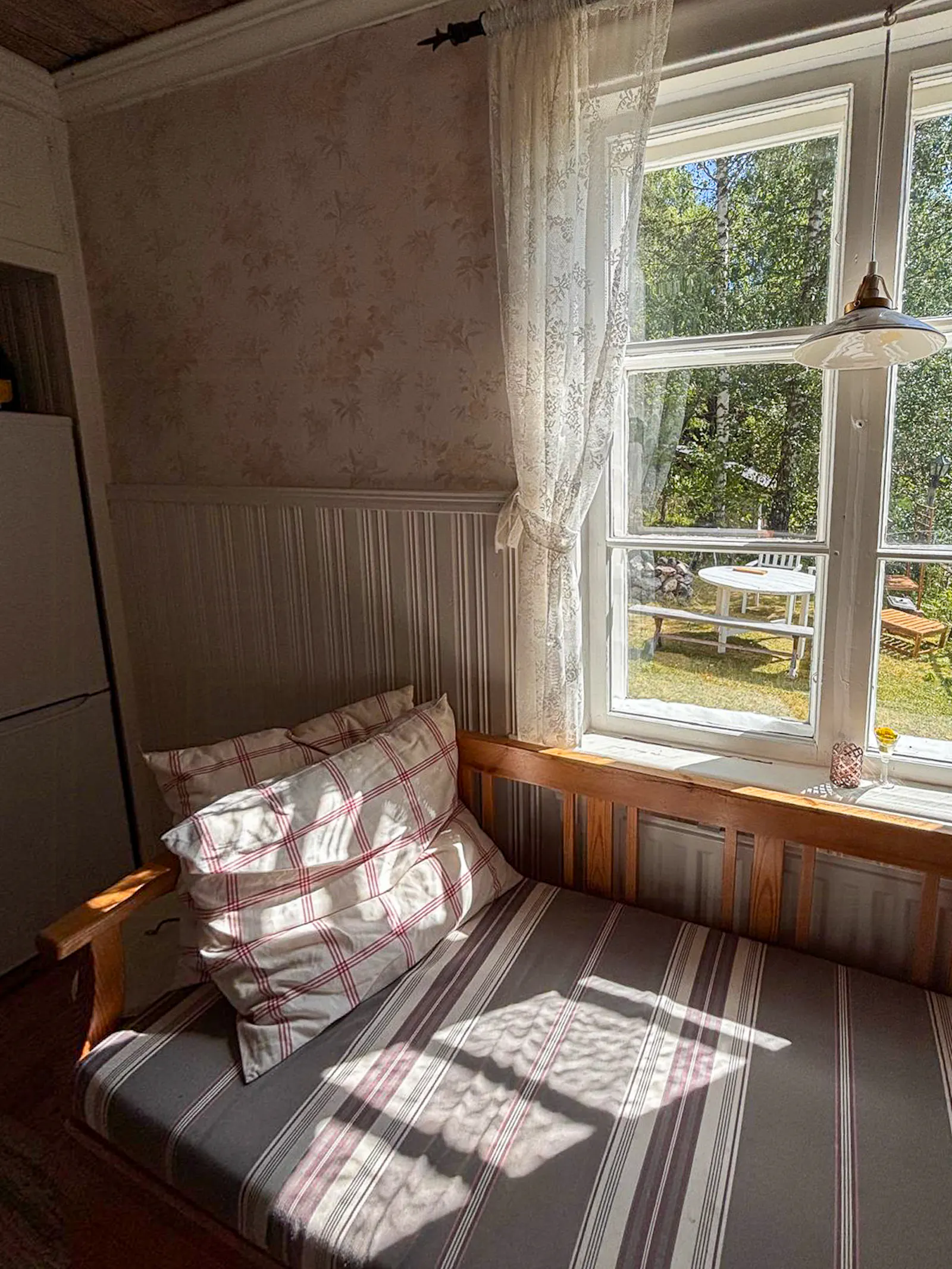 Timmerhus från 1800-talet vid ån i Gästrikland – bild 10 av 24