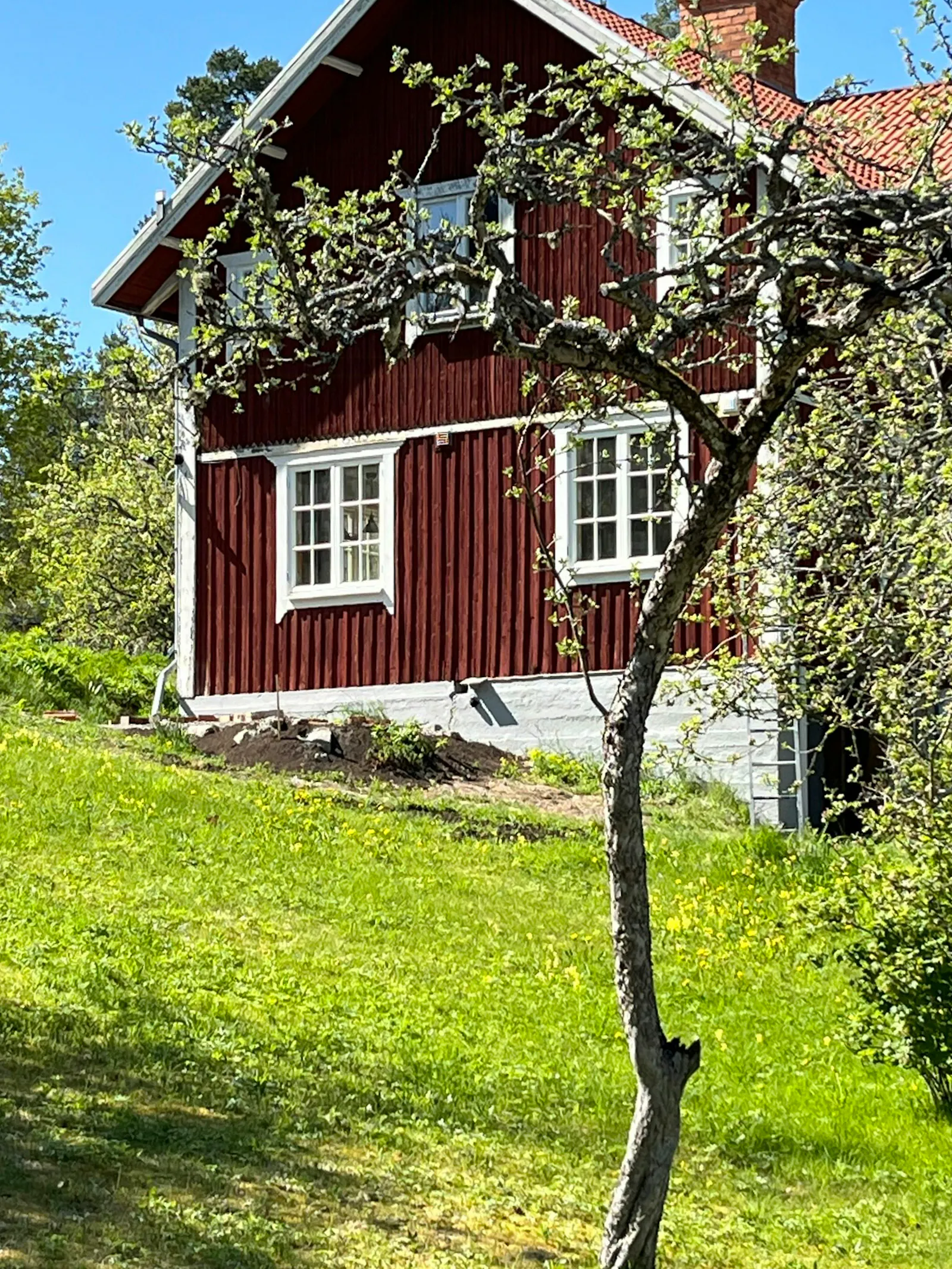 Renoverad villa från 1916 vid sjön i Nykvarn – bild 3 av 24