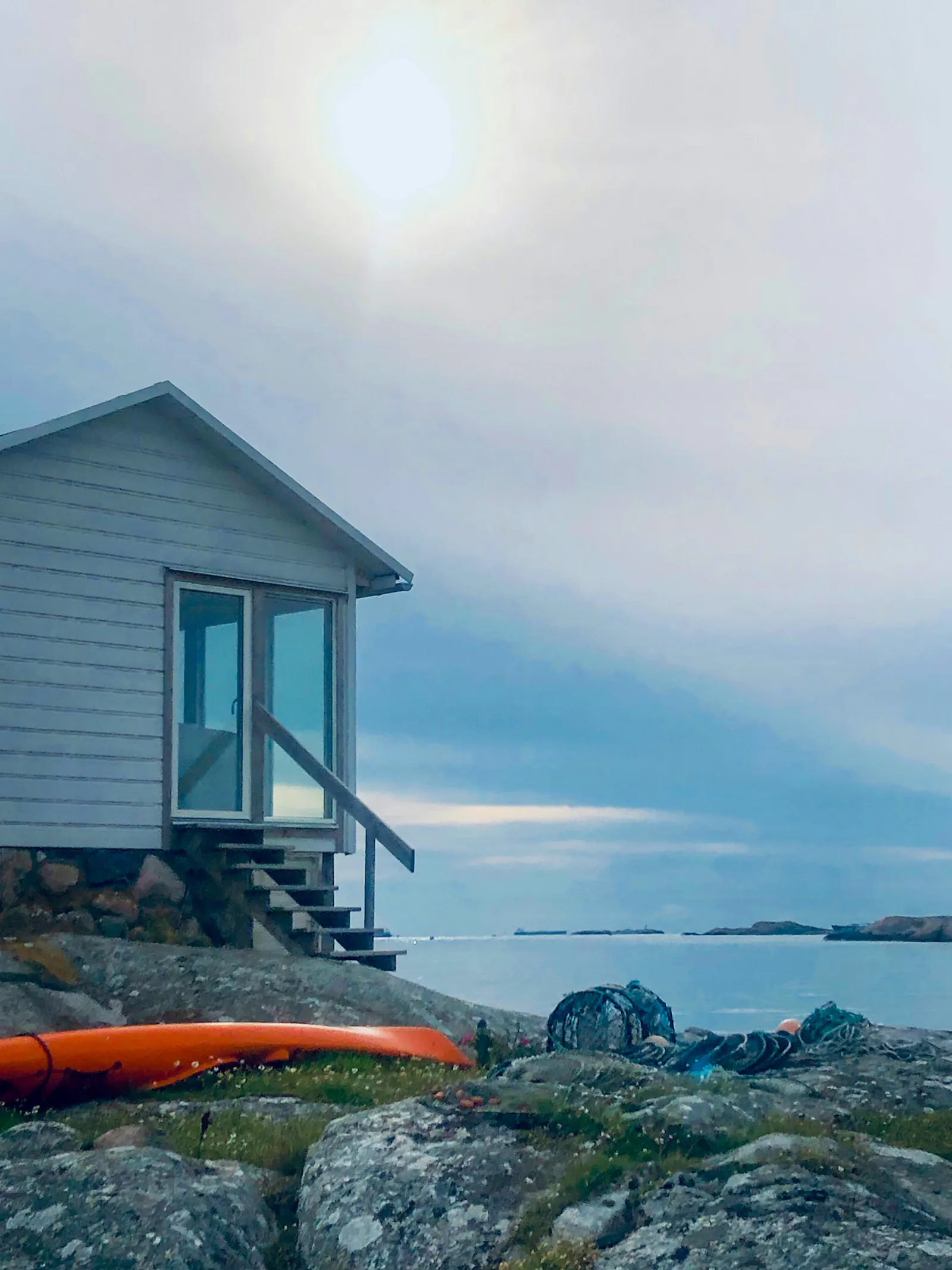 Stuga med havsutsikt på skärgårdsön Kårholmen – bild 12 av 13