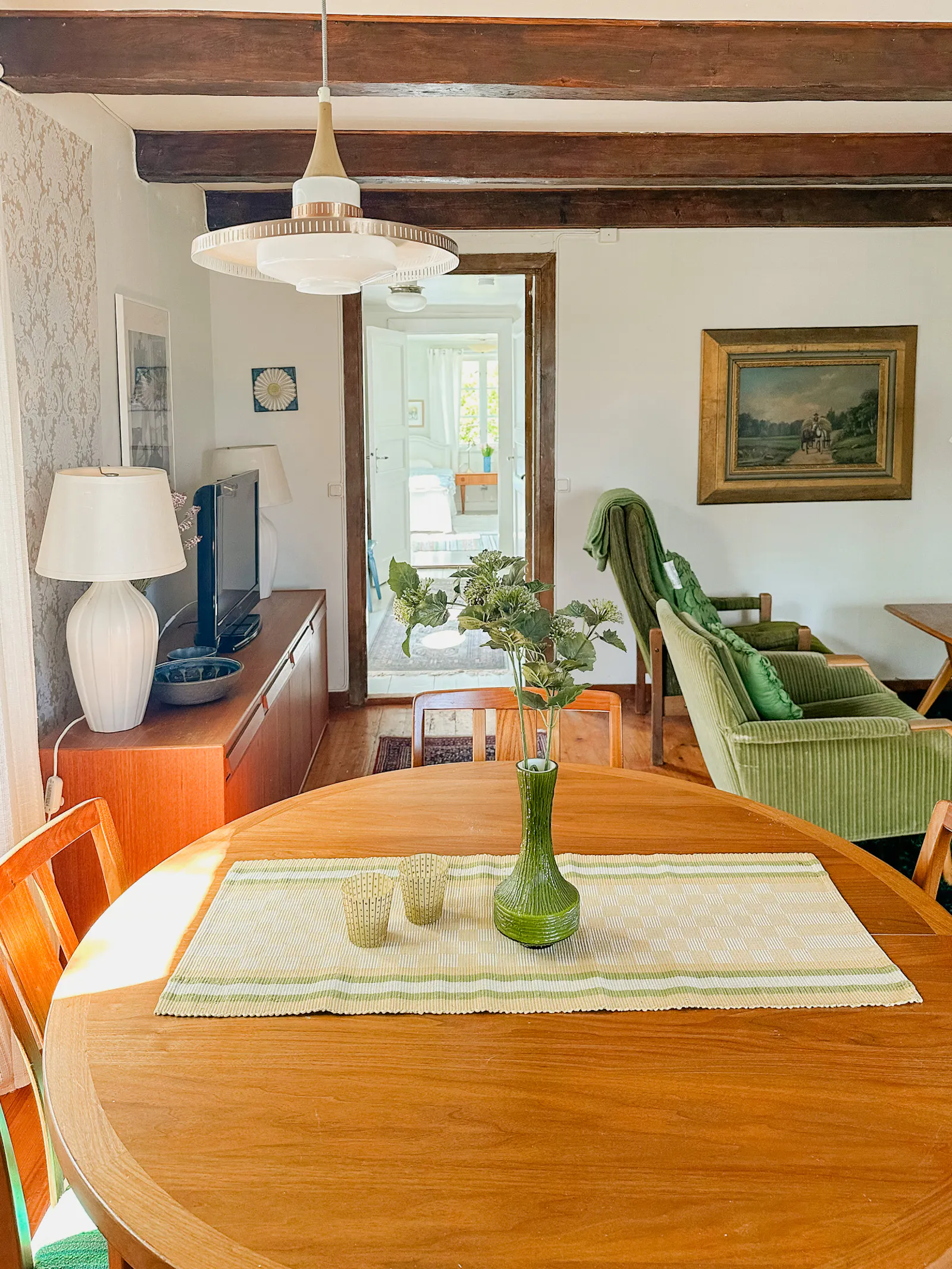 Traditionellt rött hus vid sjön i Småland – bild 11 av 24