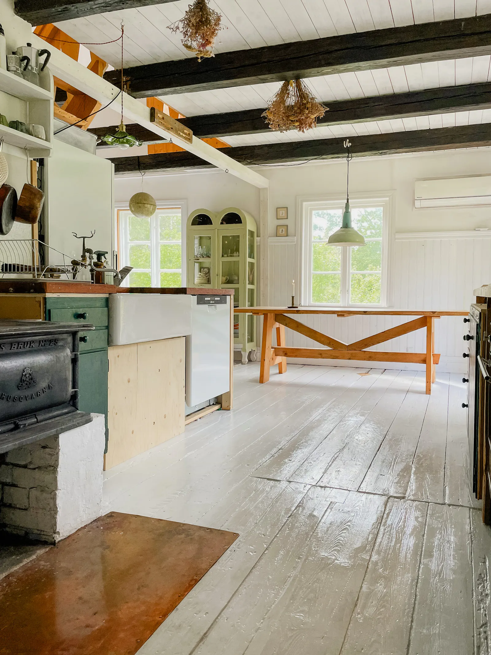 Konstnärshem med vild trädgård i Skärserås – bild 6 av 24
