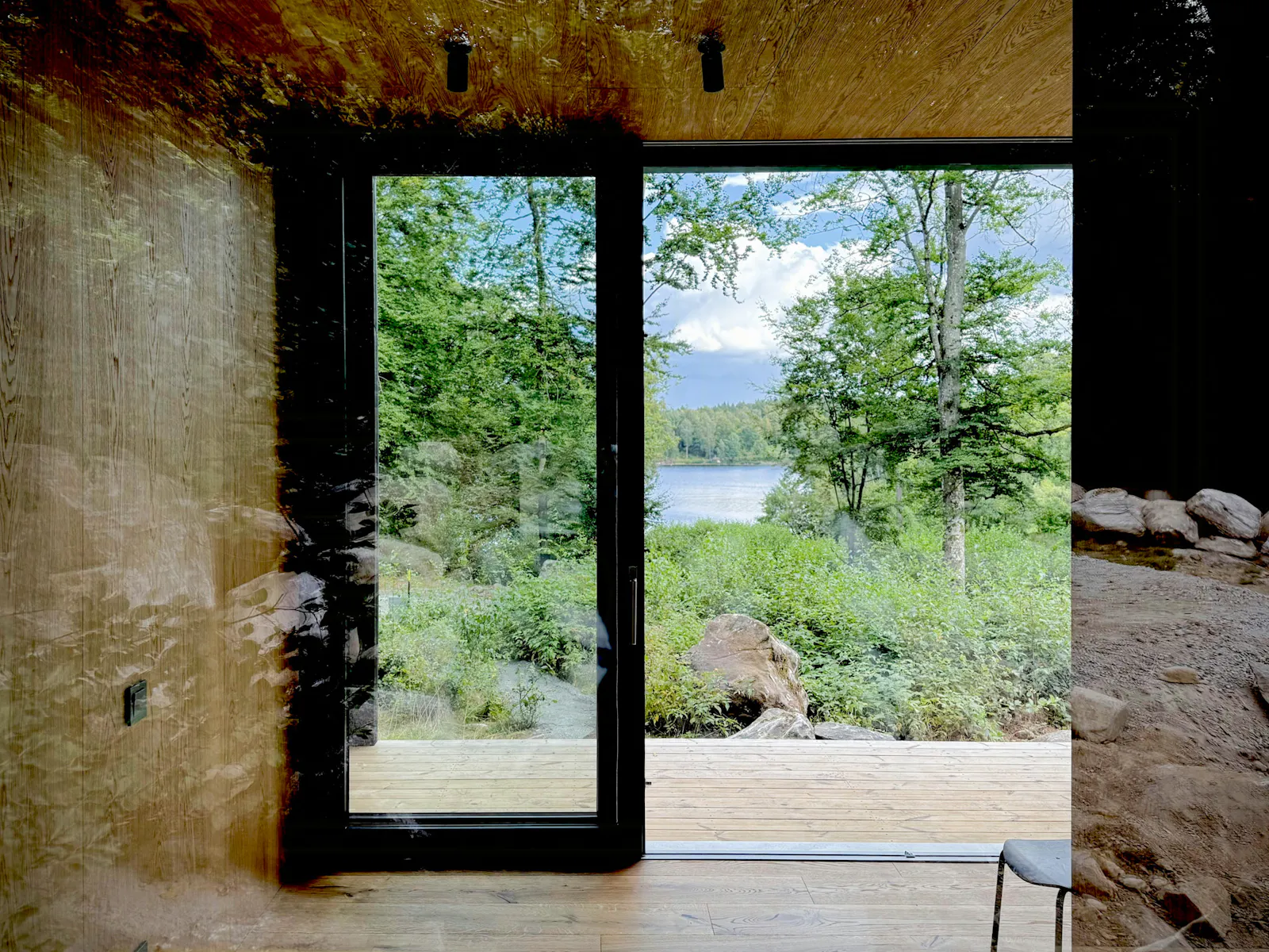 Stugor vid sjön i skogarna nära Immeln – bild 23 av 24