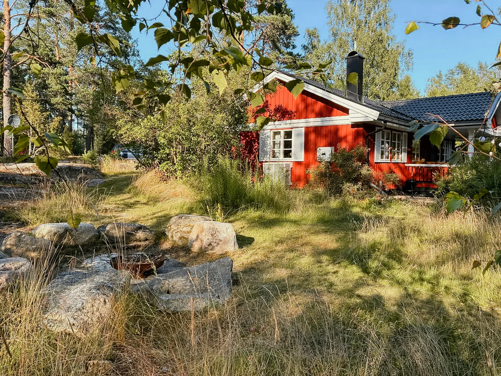 Charmigt hus på Vätö omgivet av lugn och skog – bild 20 av 24