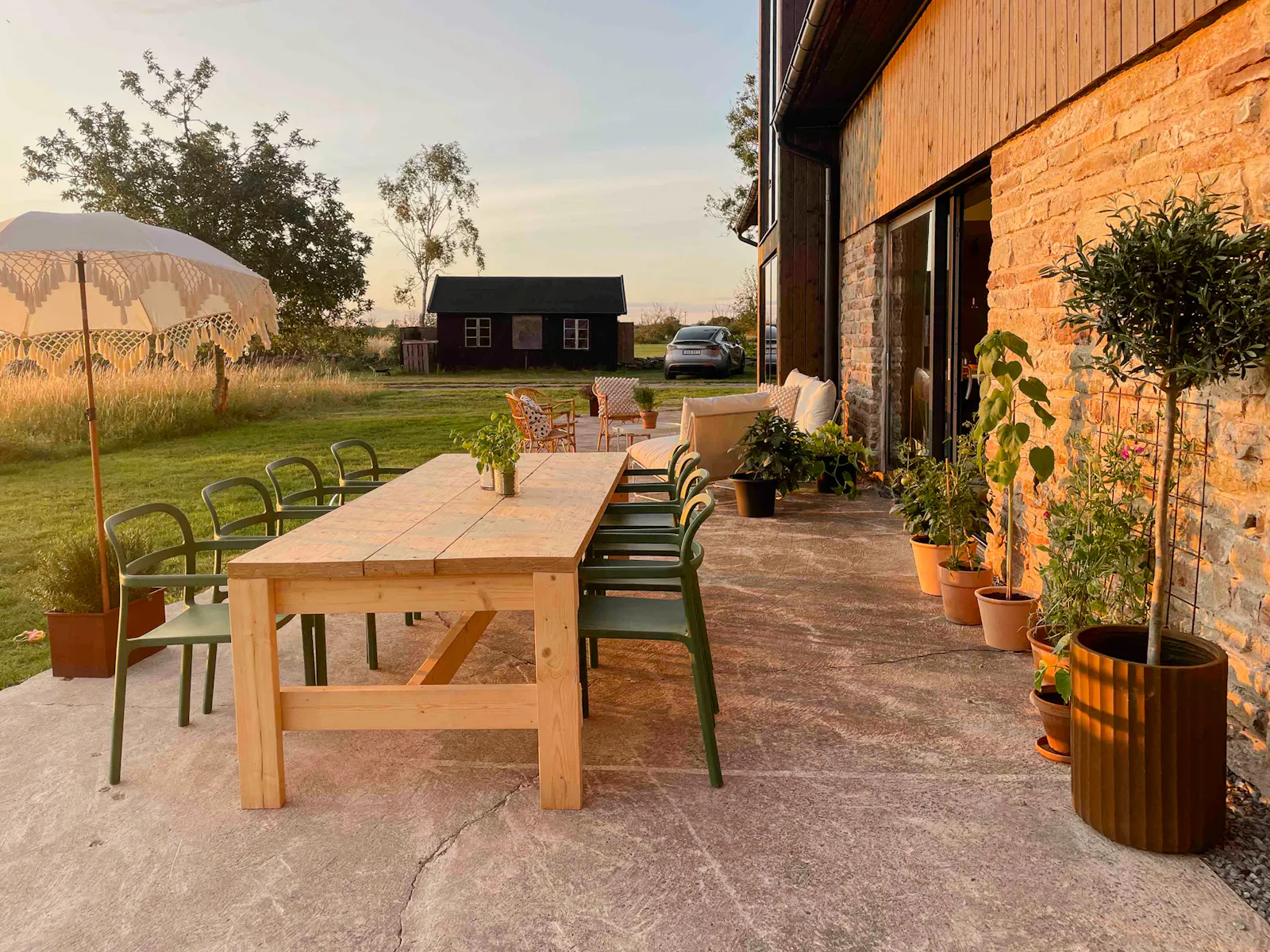 Kalkstensladugård med sikt över sundet på Öland – bild 4 av 24