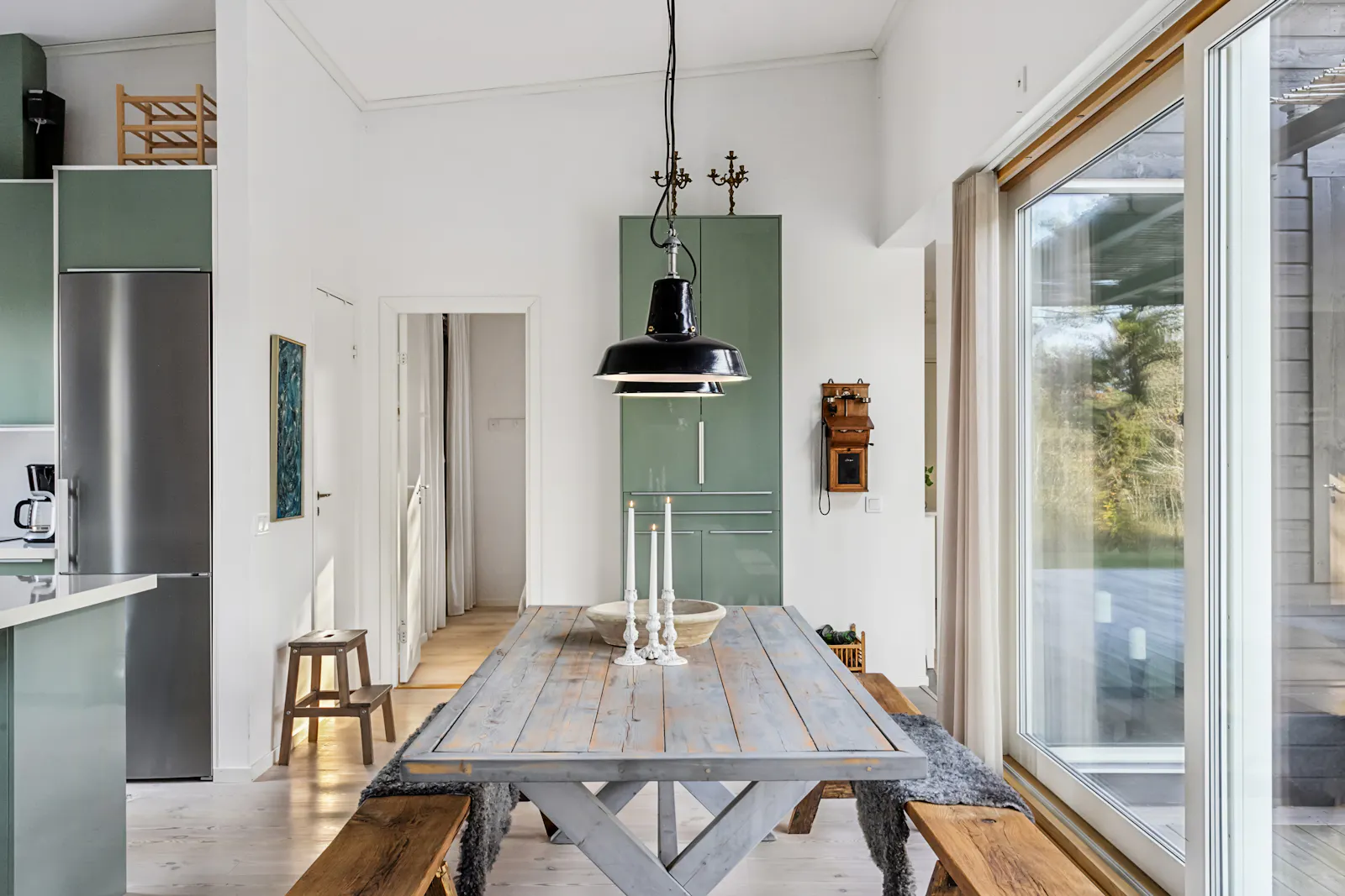 Arkitektritat hus i Fröjel nära stranden – bild 10 av 24