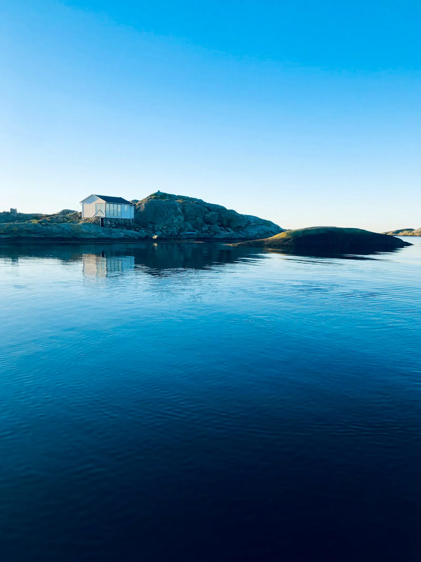 Stuga med havsutsikt på skärgårdsön Kårholmen – bild 2 av 13