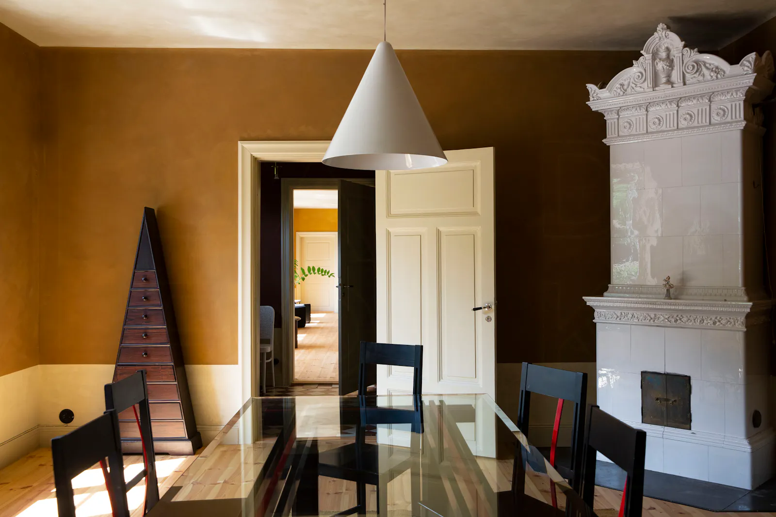 Stilfull gård med designinteriör på Österlen – bild 14 av 24
