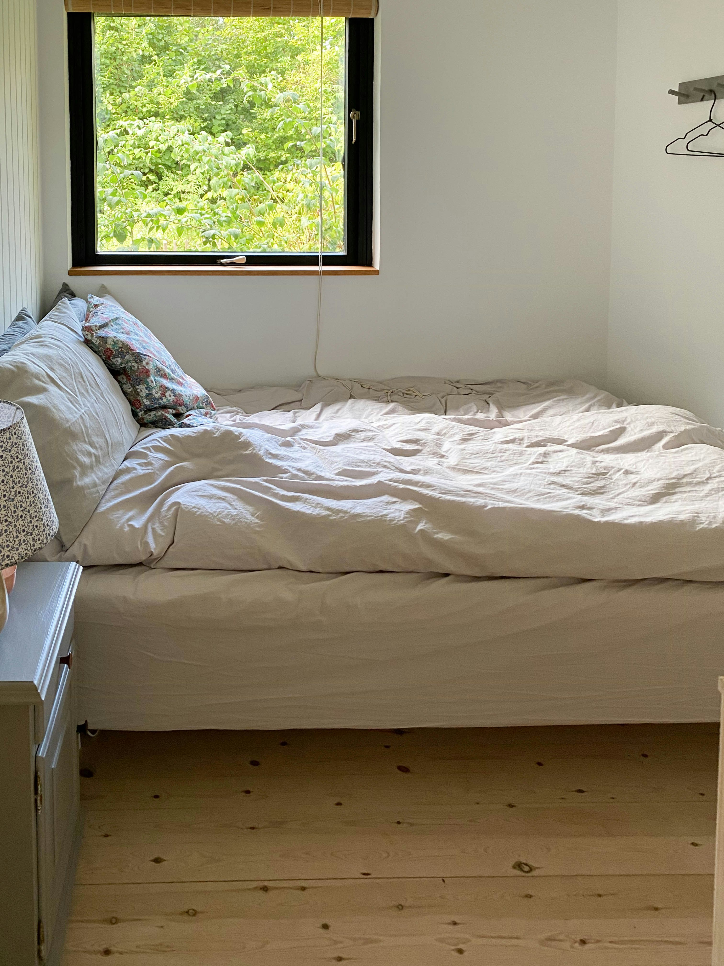 This is the bedroom of the nanny of “ Buitenplaats de Pauwenhof “. Are you  looking for inspiration and tutorials how to make a house, or for a  kitchen, library, nursery bedroom, image size:1920x1920