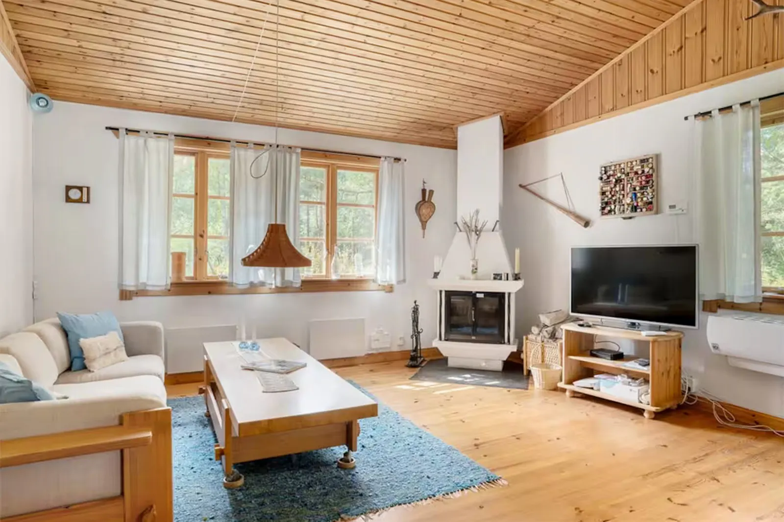 Charmigt hus på Vätö omgivet av lugn och skog – bild 3 av 24