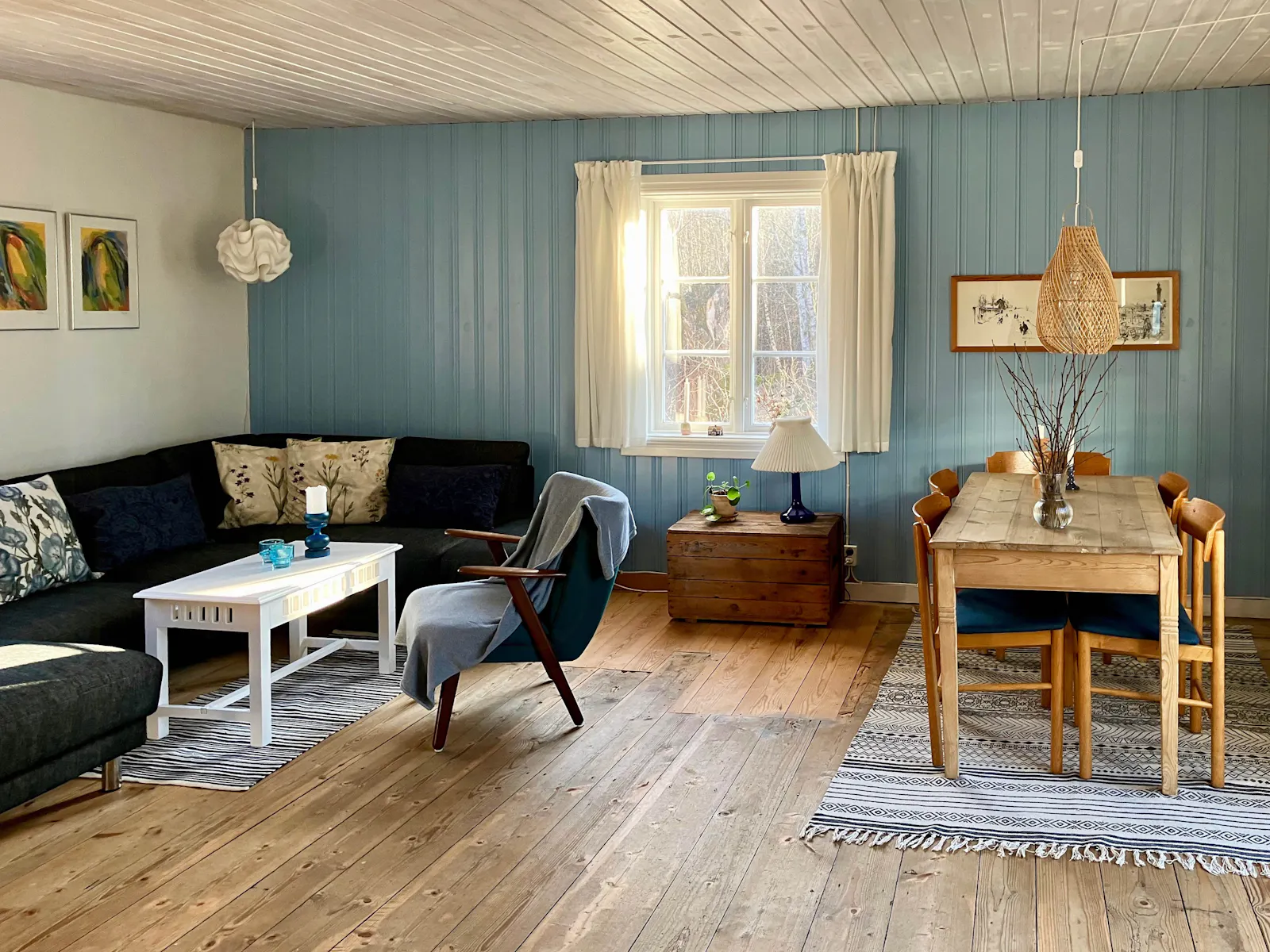 Traditionellt svenskt hus i skogens djup – bild 8 av 24